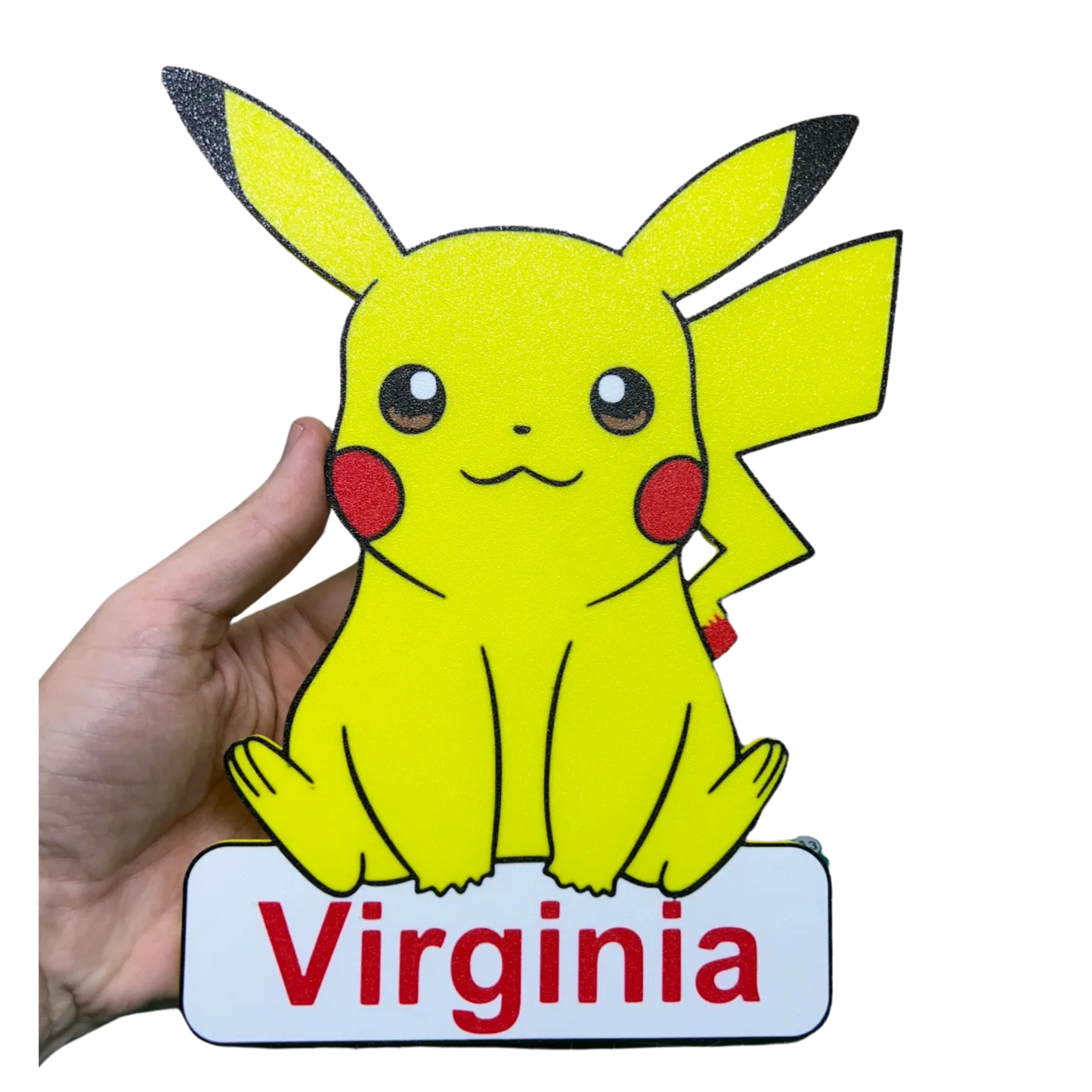 Adorno decorativo de Pikachu Pokémon en color amarillo, con el nombre "personalizado" en la base, listo para decorar un espacio de fan o una habitación infantil.