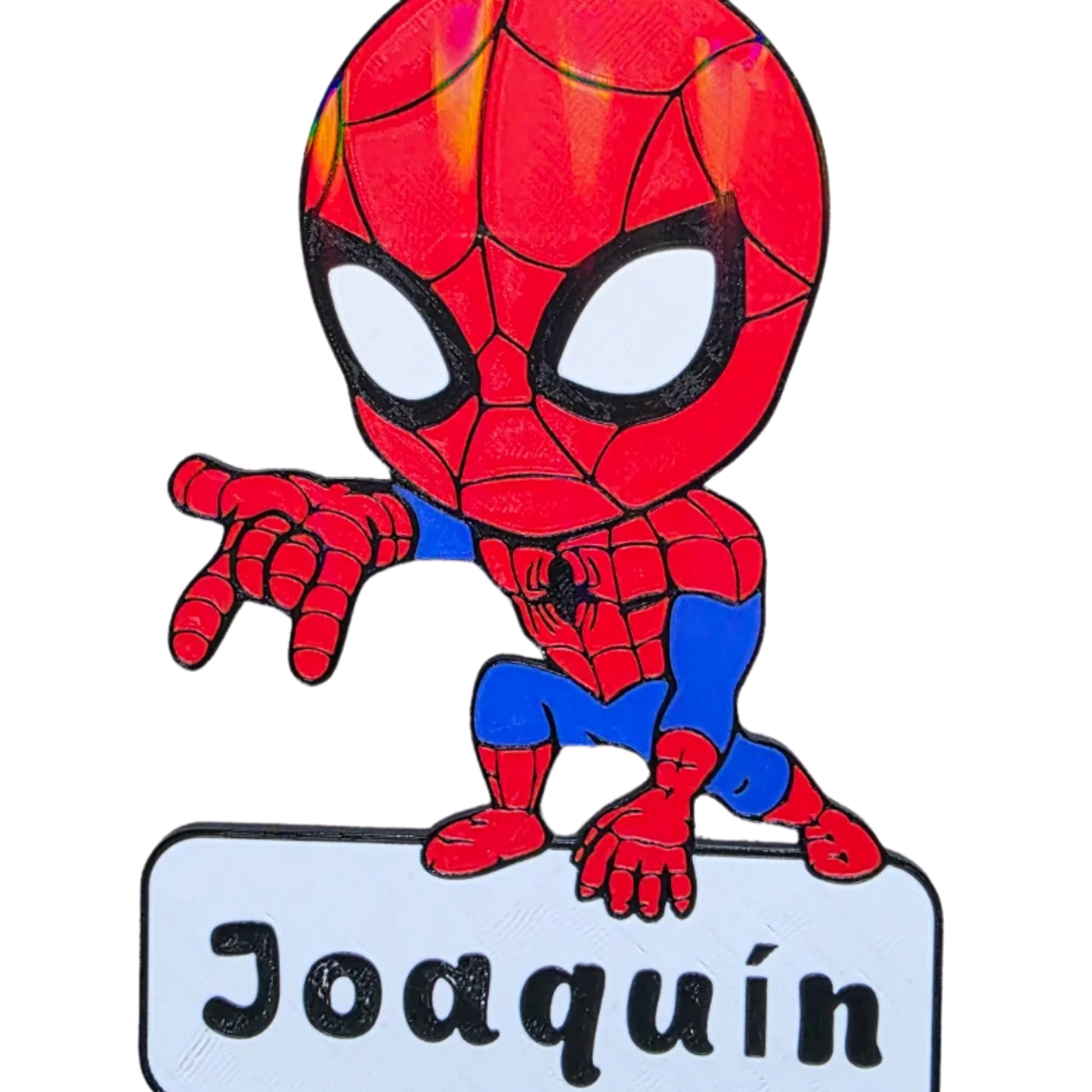 Aplique decorativo de Spider-Man en estilo chibi (dibujo animado) de colores rojo y azul, parado sobre una placa blanca con el nombre personalizado.