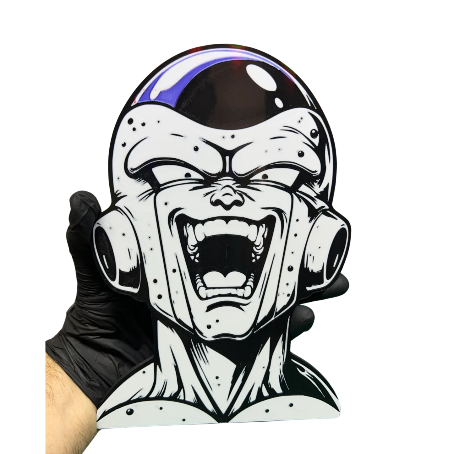 Aplique decorativo de la cabeza de Freezer de Dragon Ball Z en estilo blanco y negro con efecto holográfico, siendo sostenido por una mano enguantada de negro.