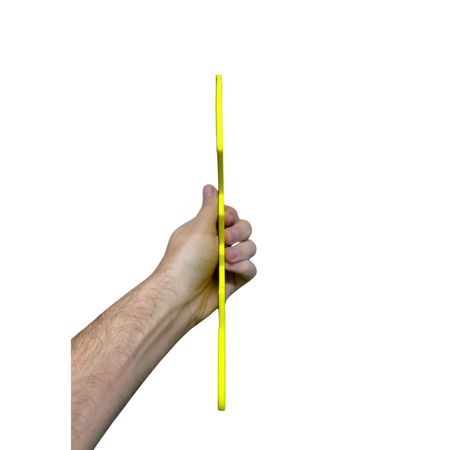 Mano sosteniendo el aplique decorativo de Pikachu Pokémon, visto de lado, resaltando su grosor y el perfil de la figura.