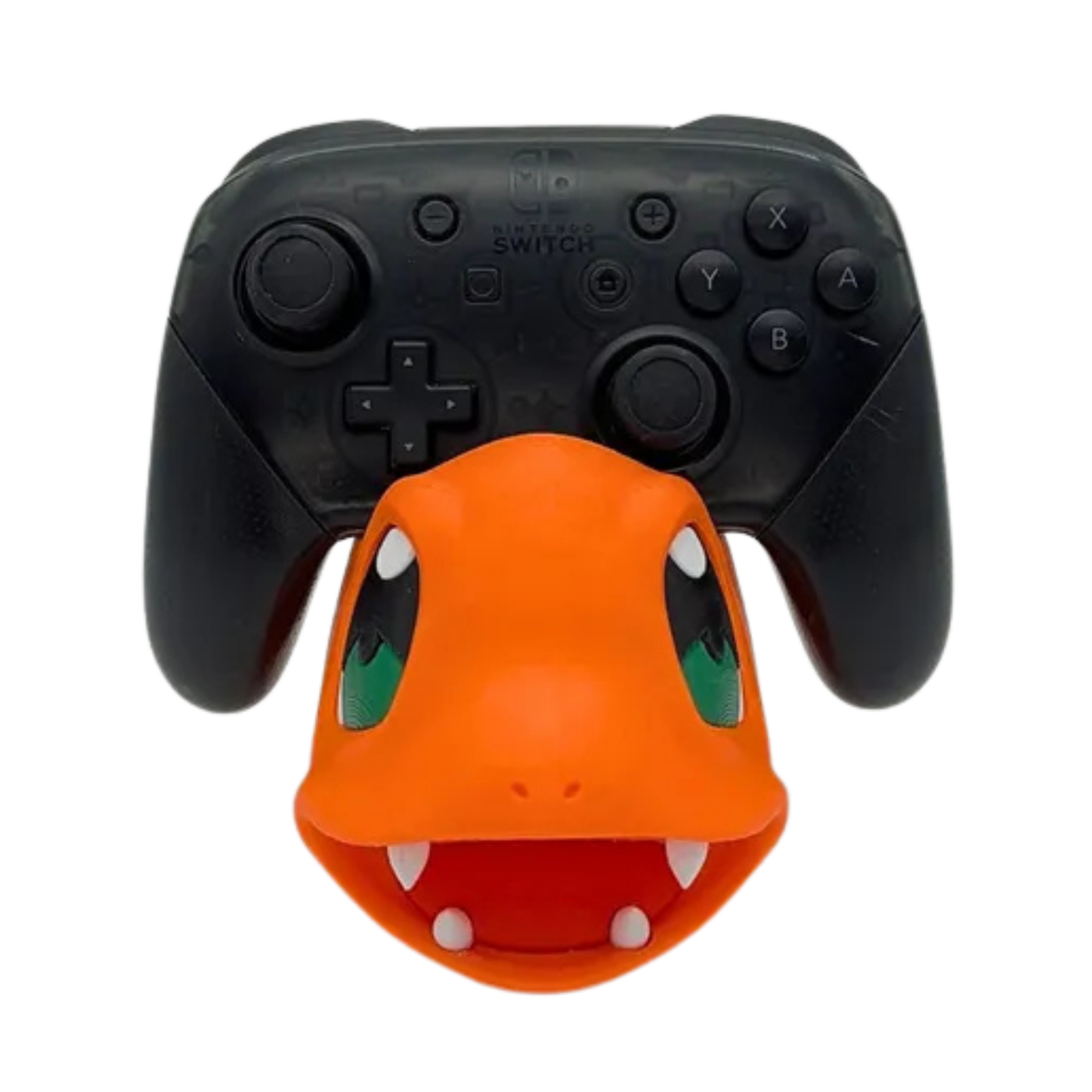 Base para controlador Charmander de Pokémon, con un mando de Nintendo Switch Pro negro reposando sobre su cabeza, visto de frente.