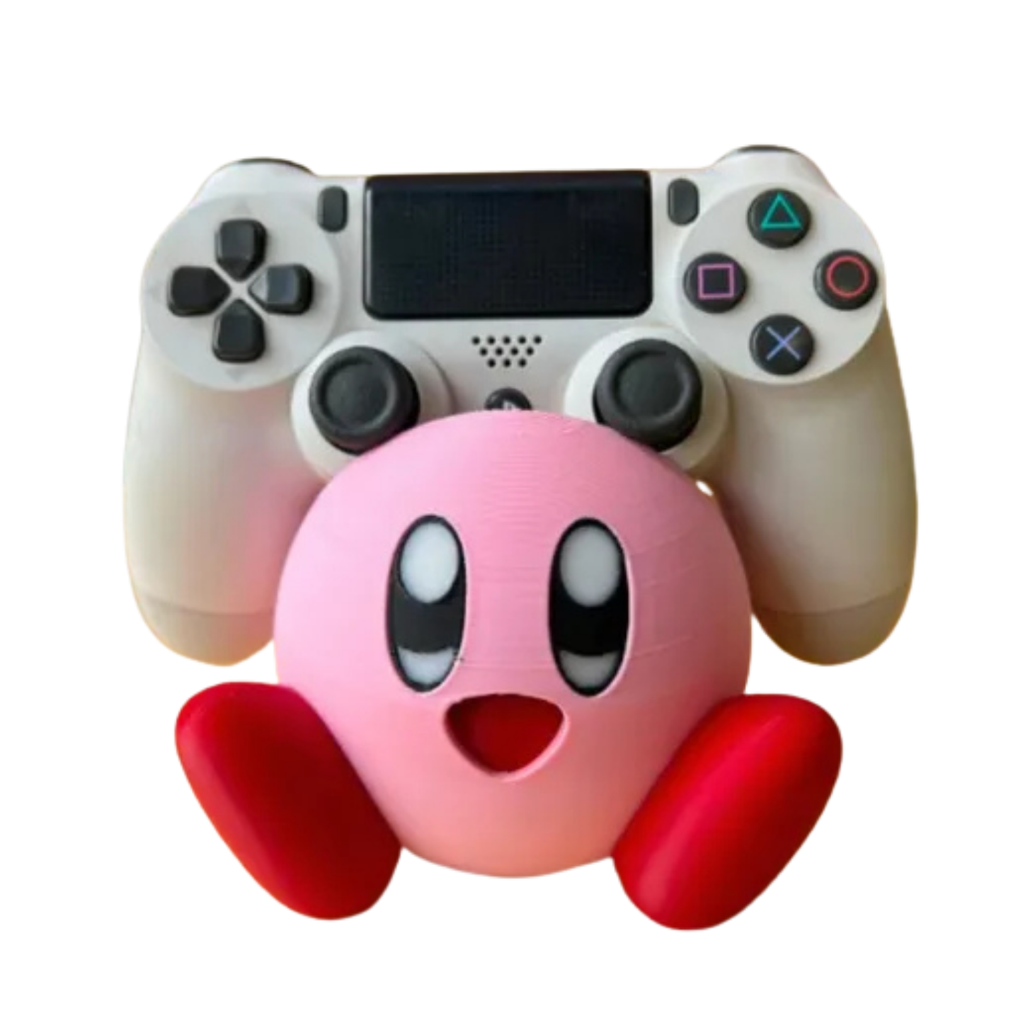Base para controlador Kirby de Nintendo, con un mando de PS4 blanco reposando sobre su cabeza, sobre una superficie de madera clara.