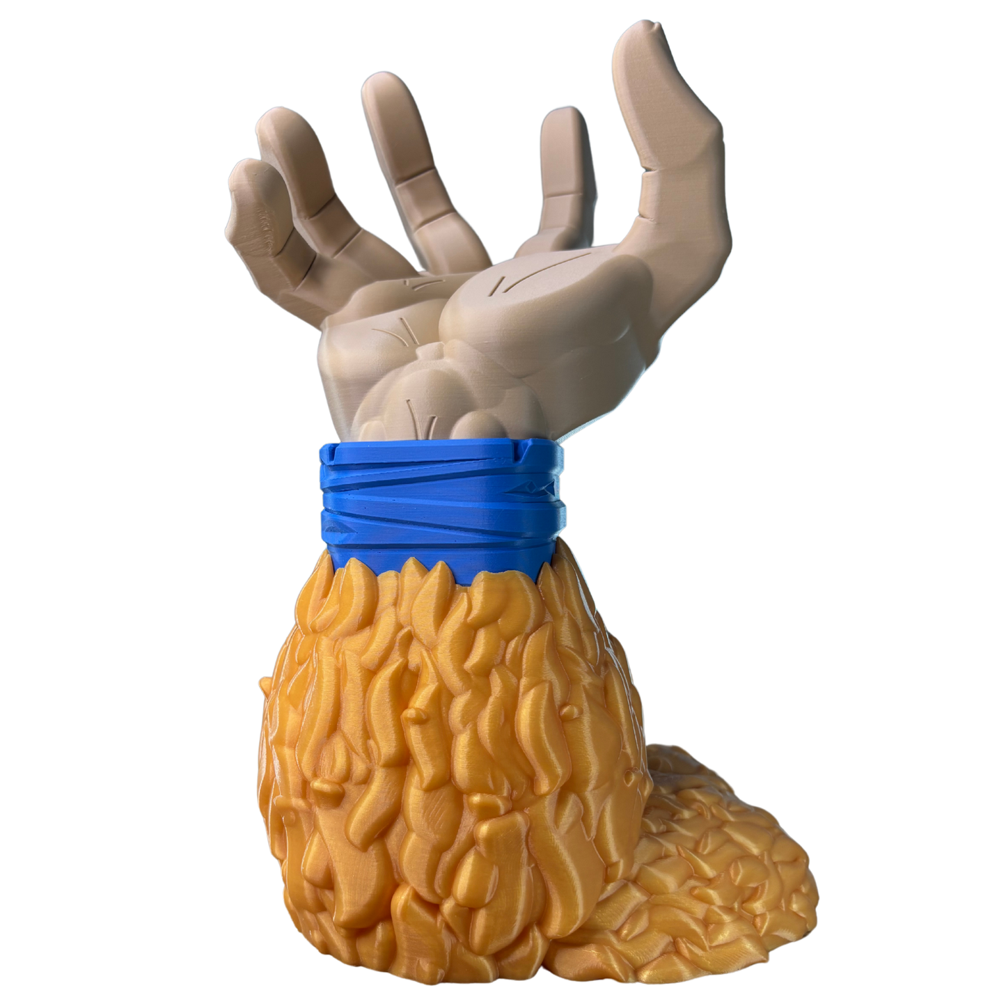 Base decorativa de la mano de Goku Super Saiyajin 4 con pelaje dorado/marrón y muñequera azul, ideal para colocar un mando gaming.