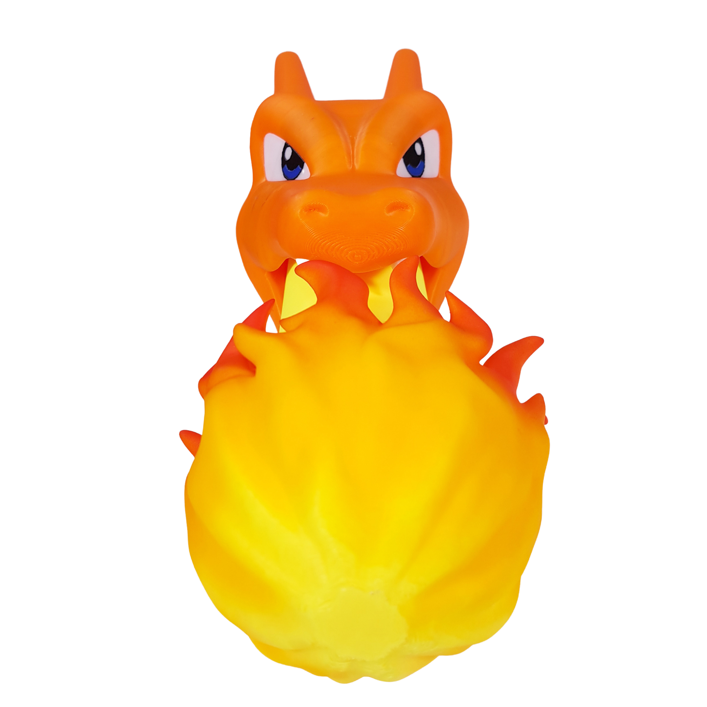 Juguete de Charizard Pokémon que simula su ataque Lanza Llamas, mostrando la cabeza naranja con ojos azules y una gran llama amarilla y naranja saliendo de su boca.