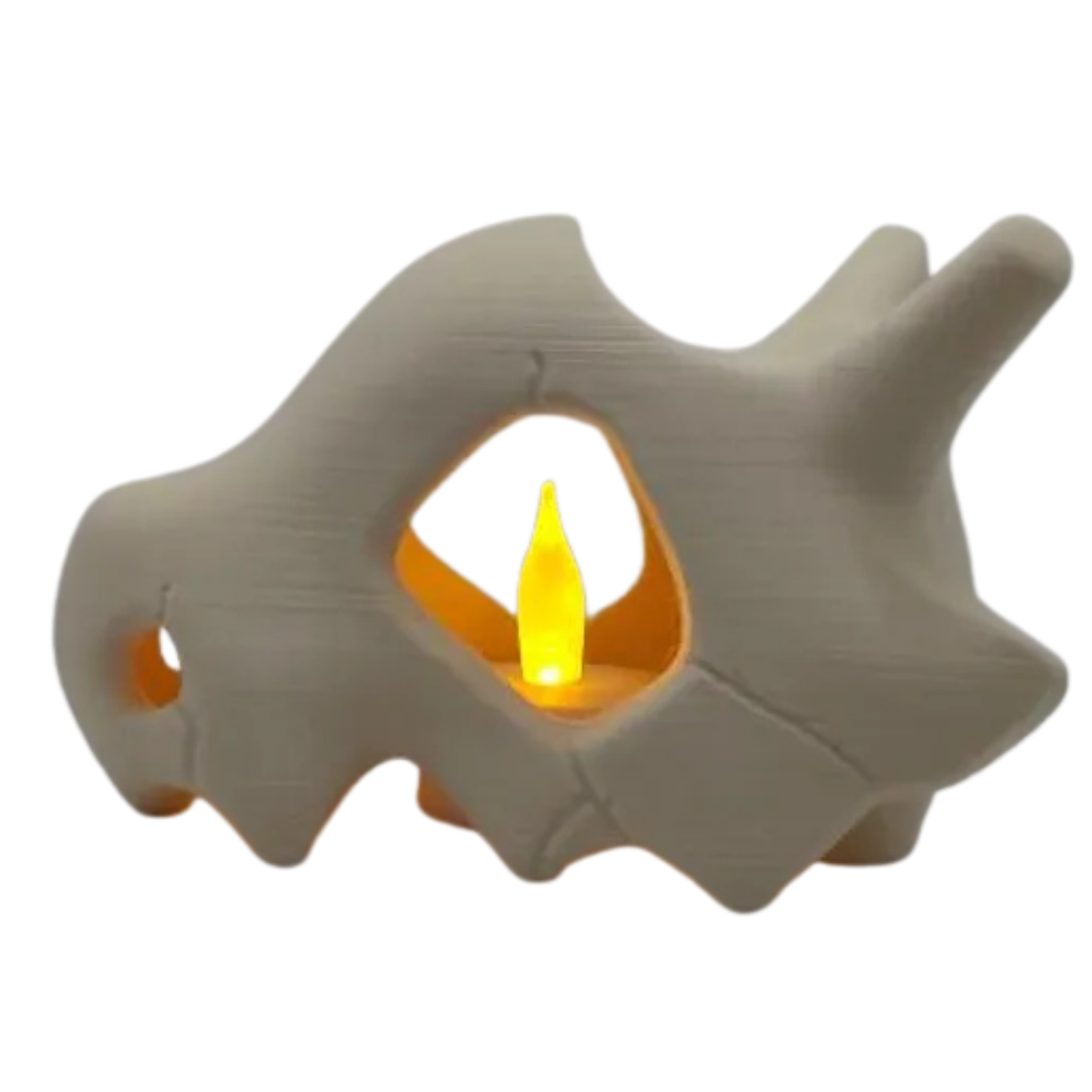 Figura de Cubone (Pokémon) utilizada como candil decorativo con una luz LED amarilla brillante en su interior, destacando su función de adorno.