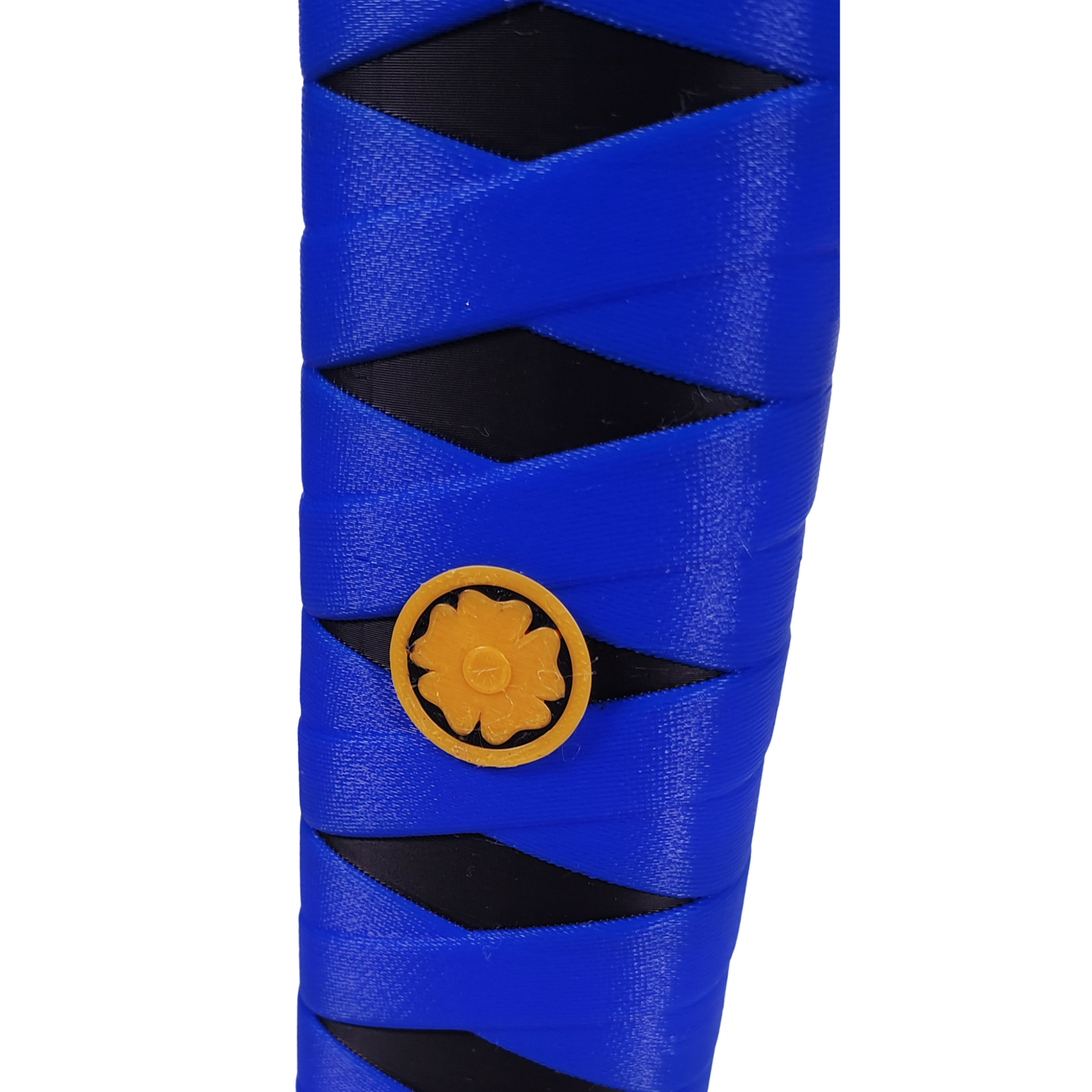 Primer plano del mango de la Katana Oni de Valorant, resaltando la envoltura azul con patrón de diamantes negros y el botón central con diseño de flor.