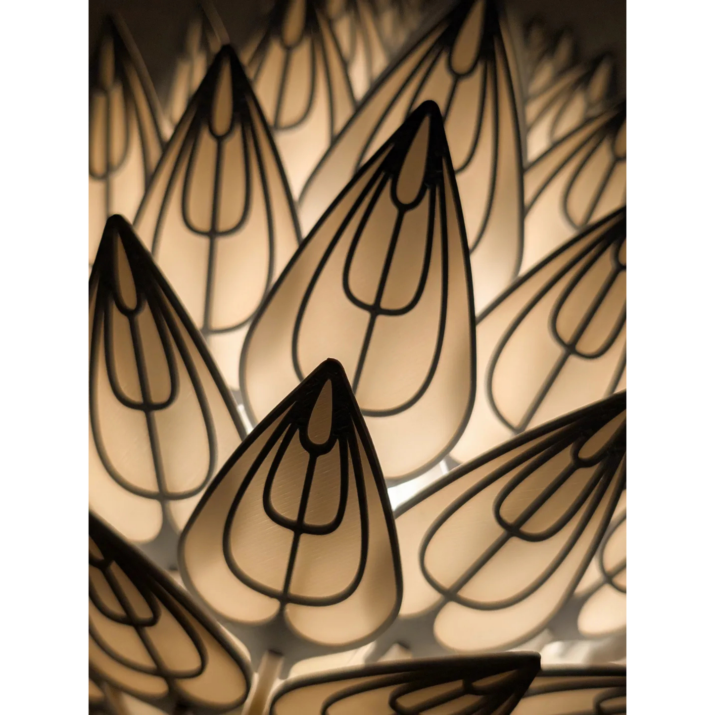Primer plano de las capas superpuestas de la pantalla de lámpara Diseño Prisma Floral, mostrando la intrincada red de contornos y líneas internas.