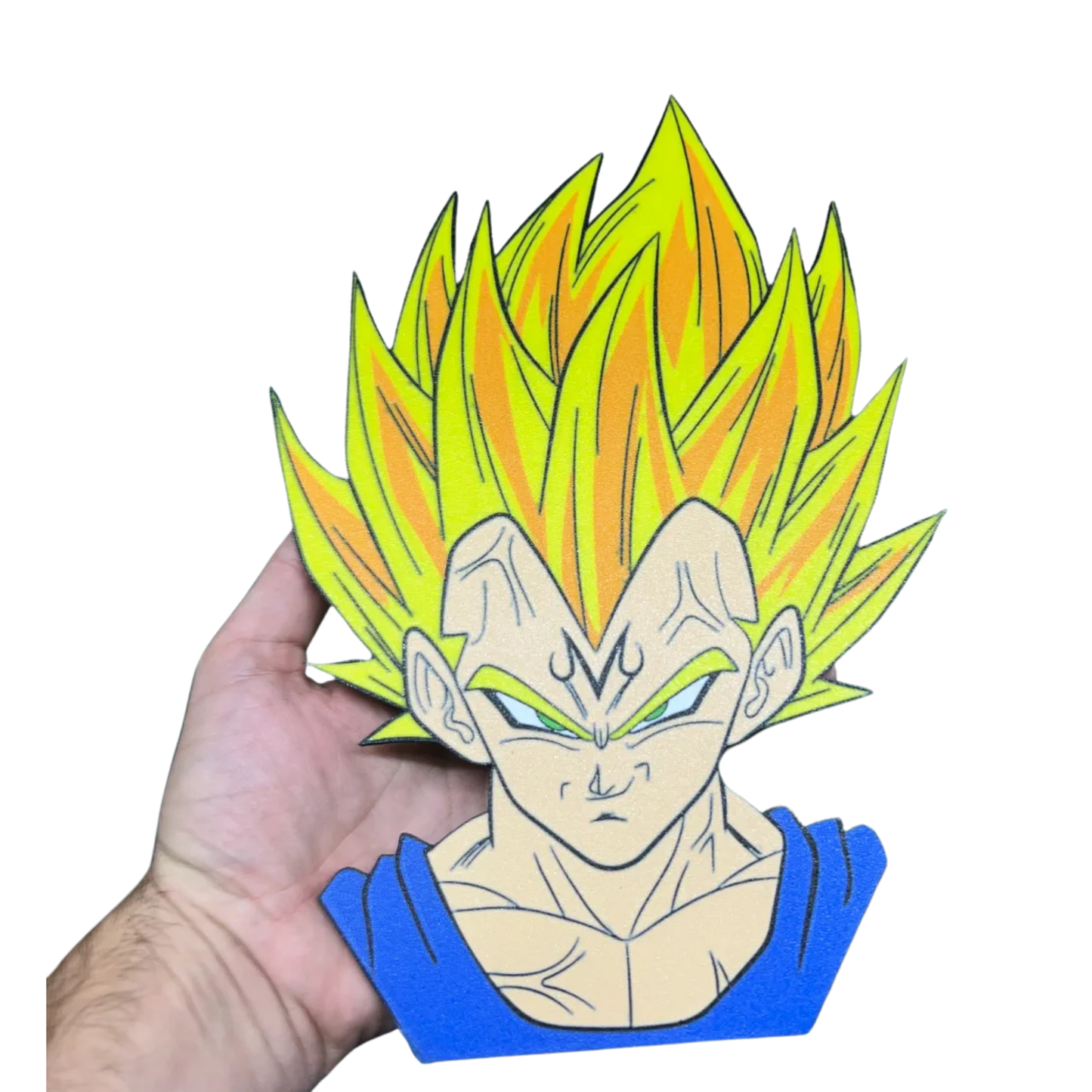 Aplique decorativo de Majin Vegeta de Dragon Ball Z, con expresión de poder, siendo sostenido por una mano, ideal para coleccionistas.