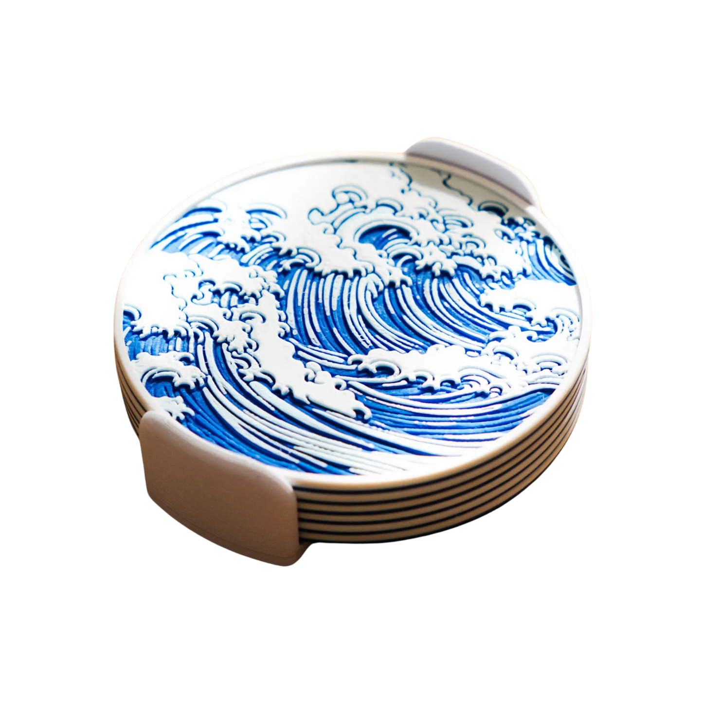 Pila de posavasos redondos con diseño de "La Gran Ola de Kanagawa" en azul y blanco, apilados en un soporte blanco, vistos desde un ángulo.