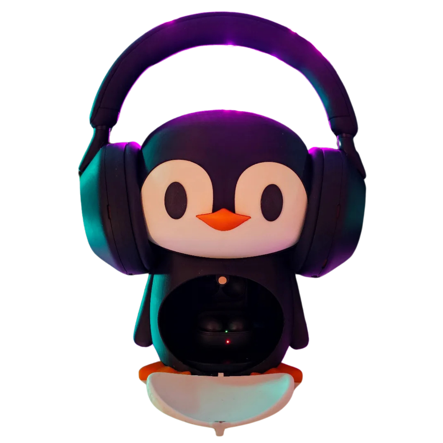 Porta audífonos con forma de pingüino kawaii en blanco y negro, sosteniendo un headset negro y un estuche de auriculares inalámbricos blancos en su interior, con luces ambientales.