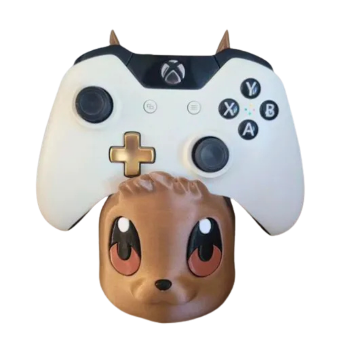 Porta mando Eevee de Pokémon con un control de Xbox blanco, visto de frente, mostrando la mirada tierna de Eevee.