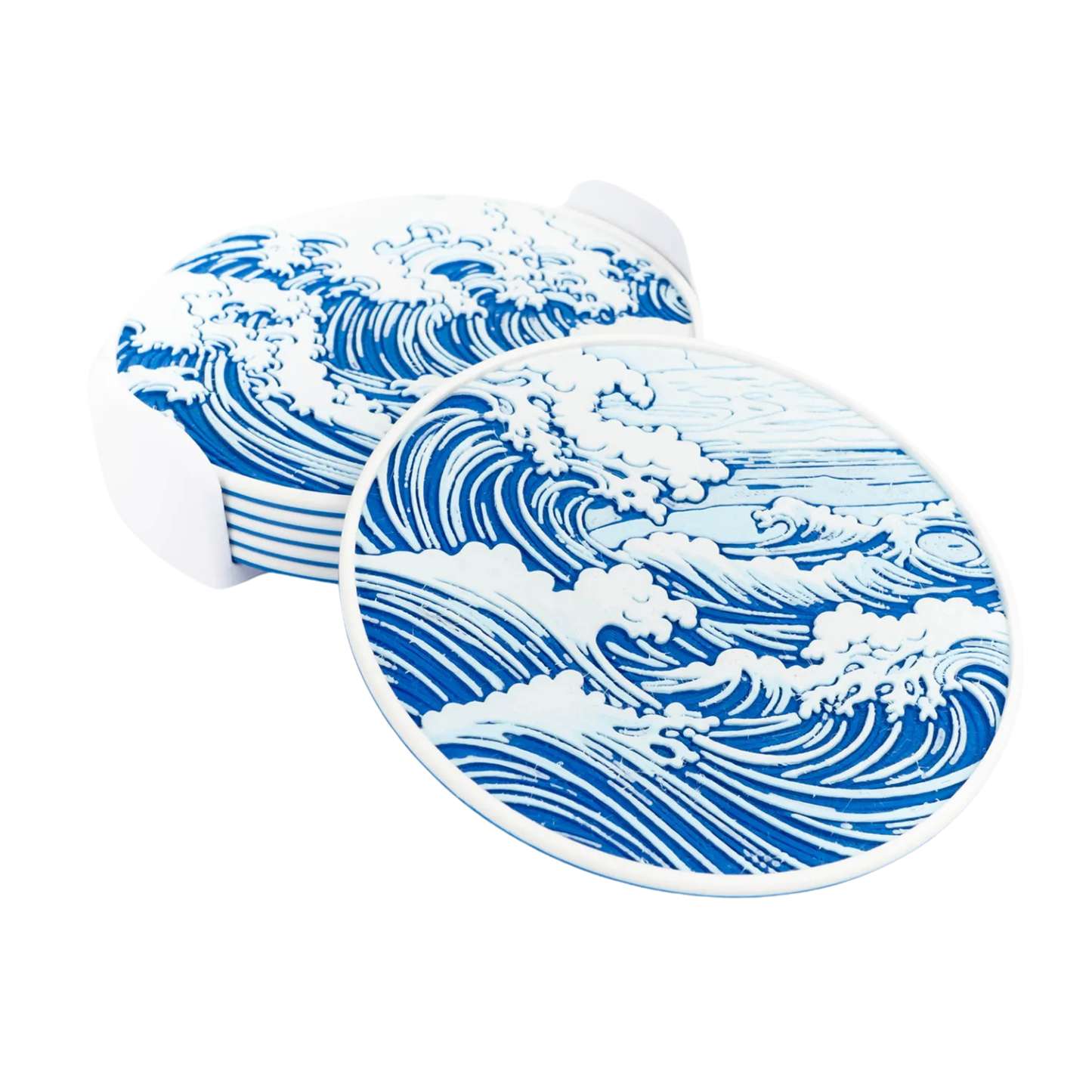 Pila de posavasos redondos con diseño de olas de mar japonesas, apilados en un soporte blanco, con un posavasos individual al frente.