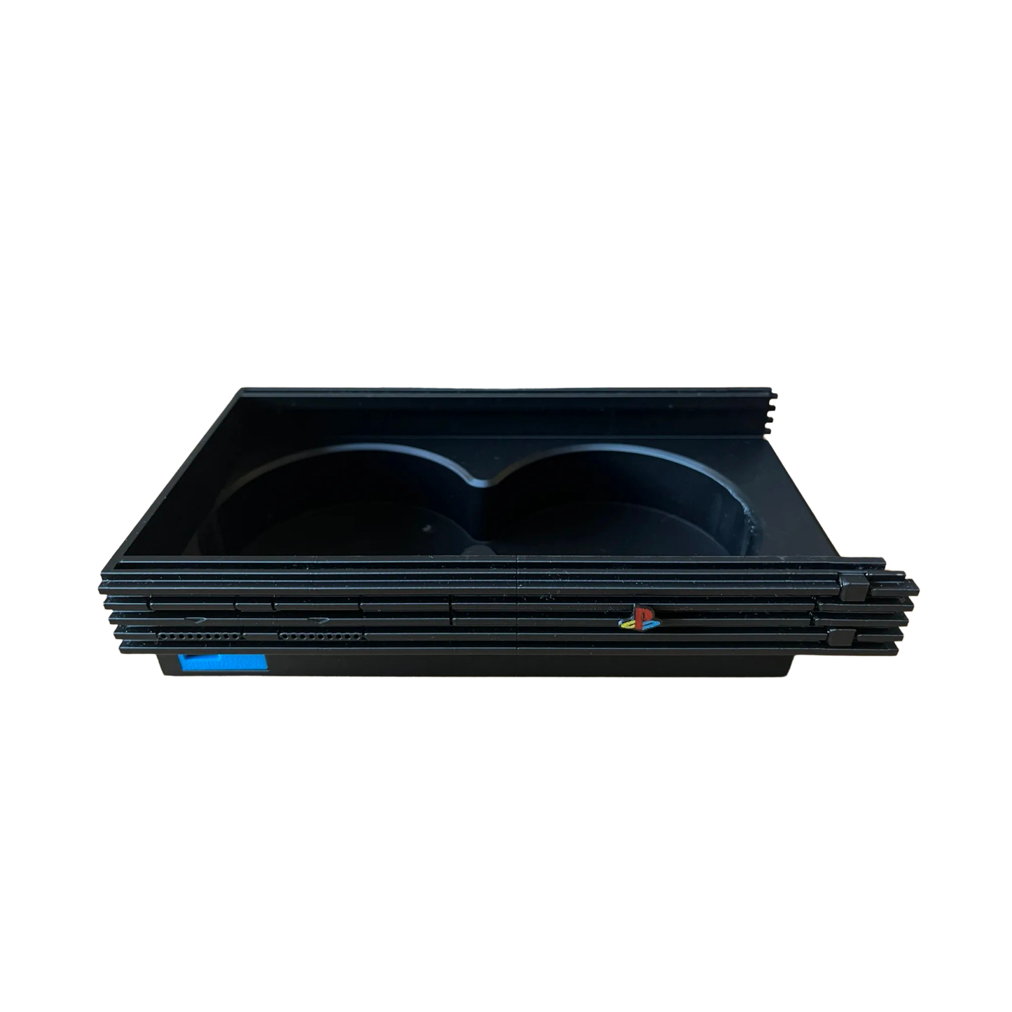 Réplica de la consola PlayStation 2 Slim negra con la bandeja superior deslizada, revelando dos espacios circulares para guardar los posavasos.