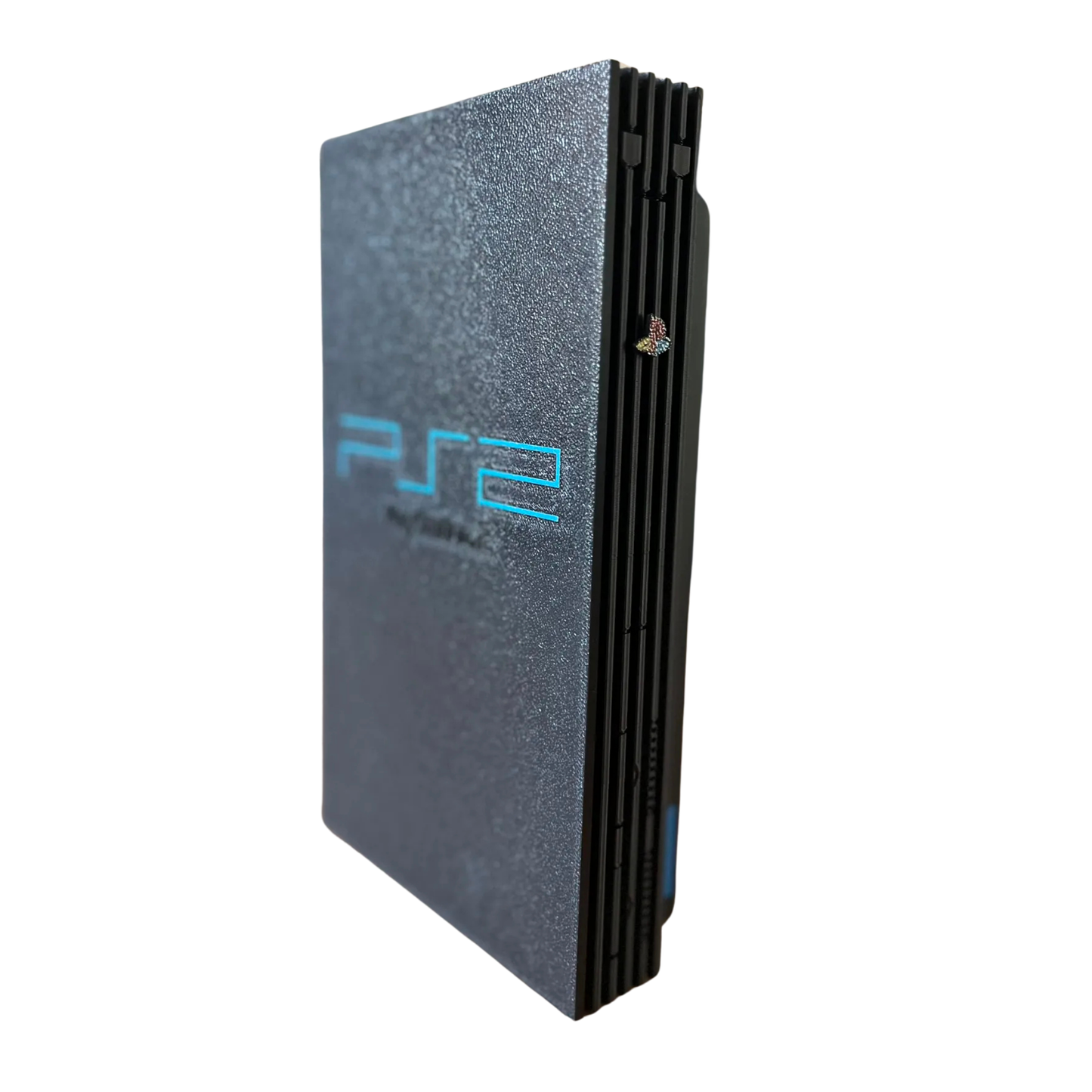 Réplica en miniatura de la consola PlayStation 2 Slim negra, vista en posición vertical, mostrando su diseño delgado y elegante.