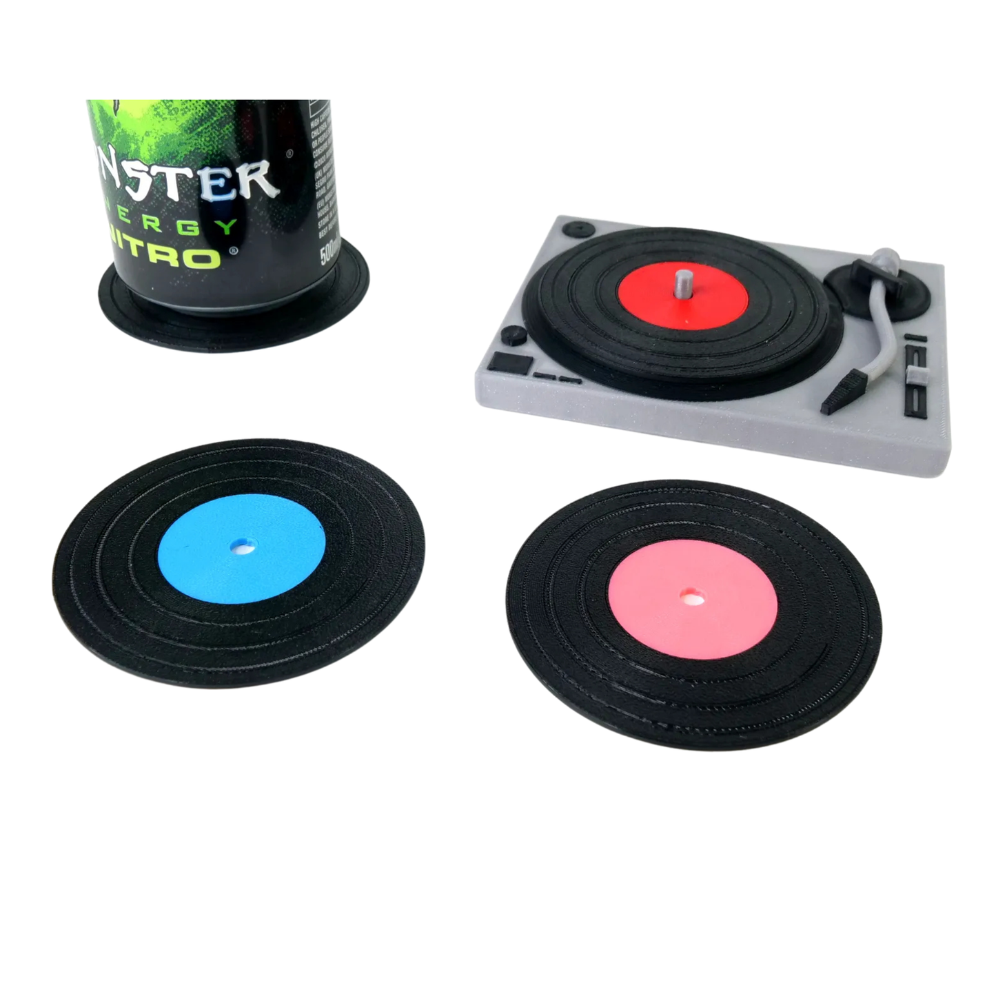 Set de posavasos de disco de vinilo retro y organizador tocadiscos en miniatura, con una lata de bebida y dos posavasos sueltos (azul y rosa), visto desde un ángulo diferente.