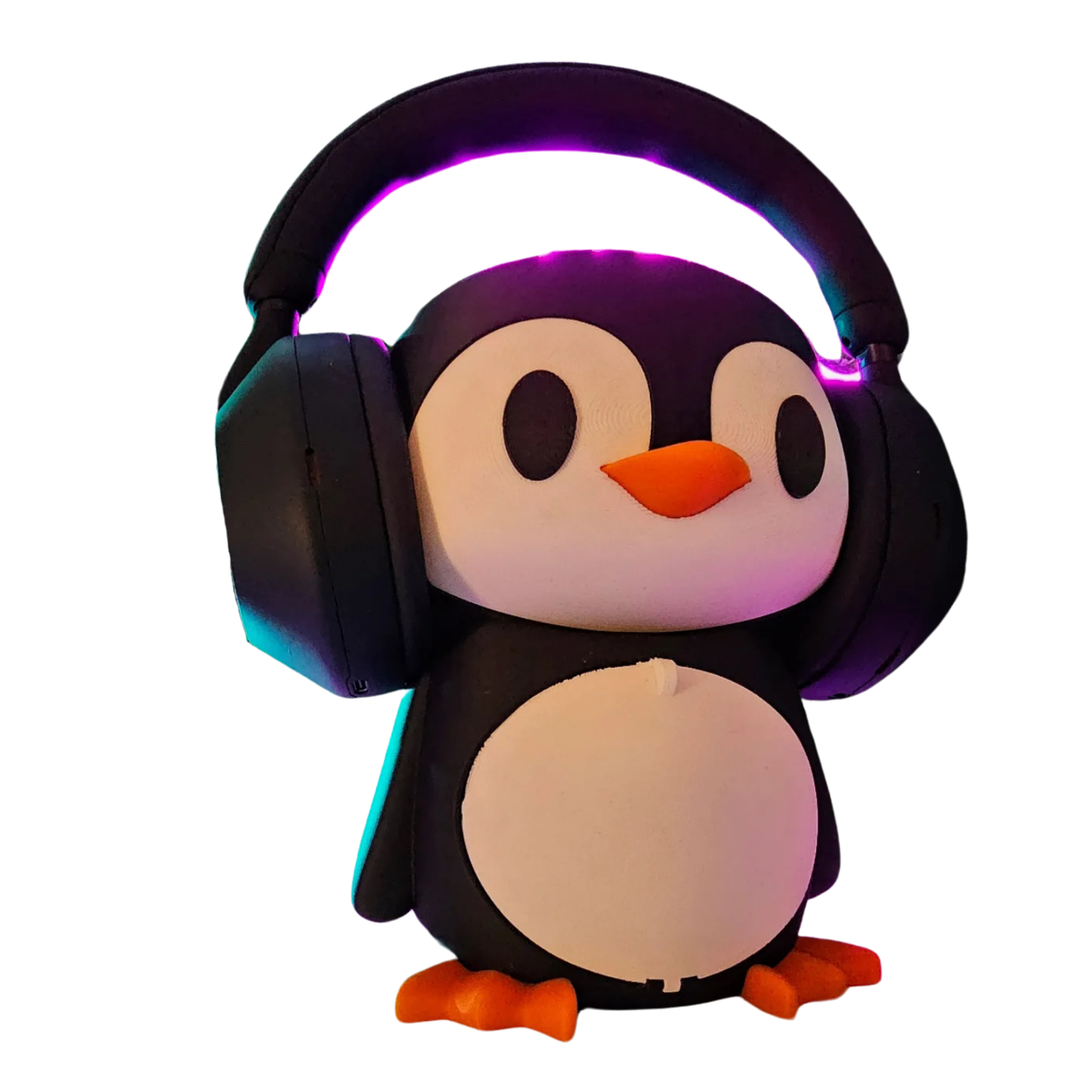 Soporte de headset con figura de pingüino kawaii, mostrando un headset negro descansando sobre su cabeza, con una luz ambiental morada/rosa en el fondo.