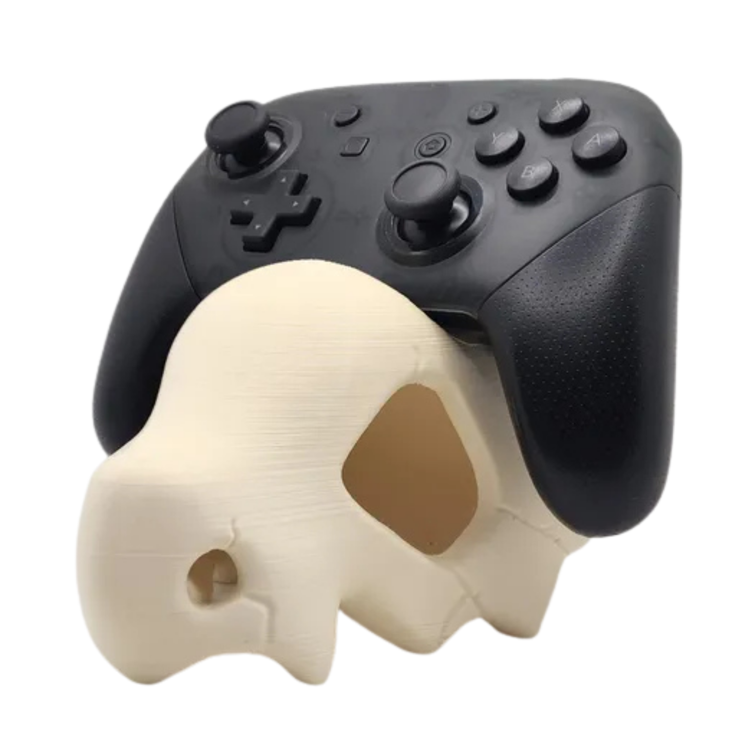 Porta joystick con diseño de calavera de Cubone (Pokémon) en acabado liso, sosteniendo un mando Switch Pro negro.