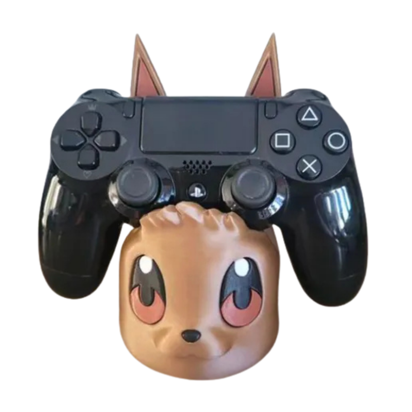 Soporte de mando gaming Eevee de Pokémon, con un control de PS4 negro reposando sobre su cabeza, visto de frente.