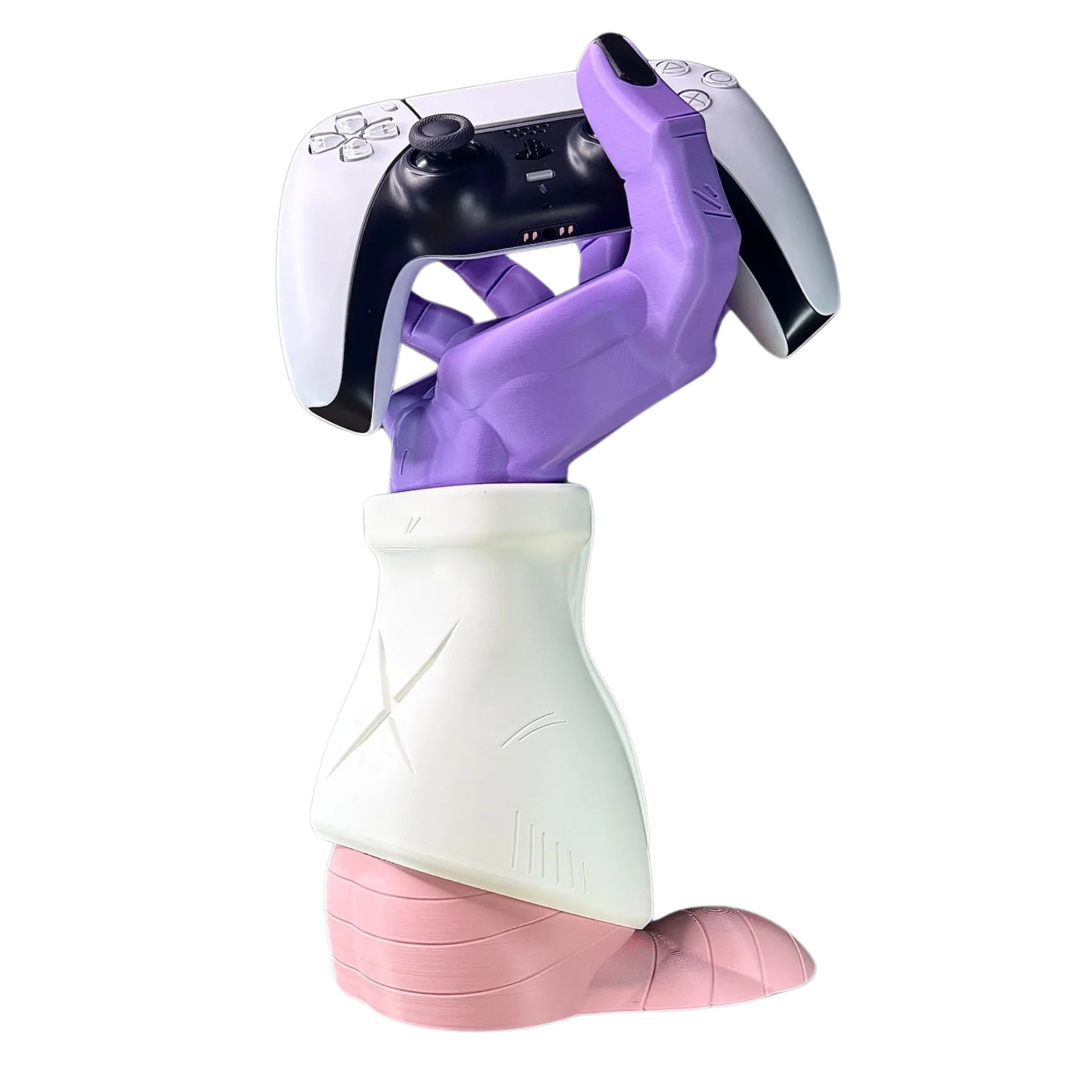 Soporte de mando gaming con la mano púrpura de Freezer y su armadura blanca, sosteniendo un control de PS5 blanco, sobre una base rosa.