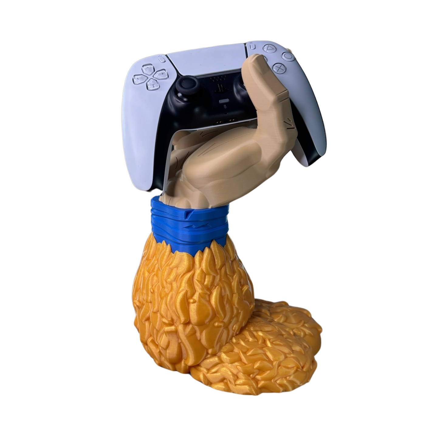 Soporte de mando gaming con diseño de la mano de Goku Super Saiyajin 4 y pelaje dorado/marrón, sosteniendo un control de PS5 blanco. Ideal para fans de Dragon Ball GT.