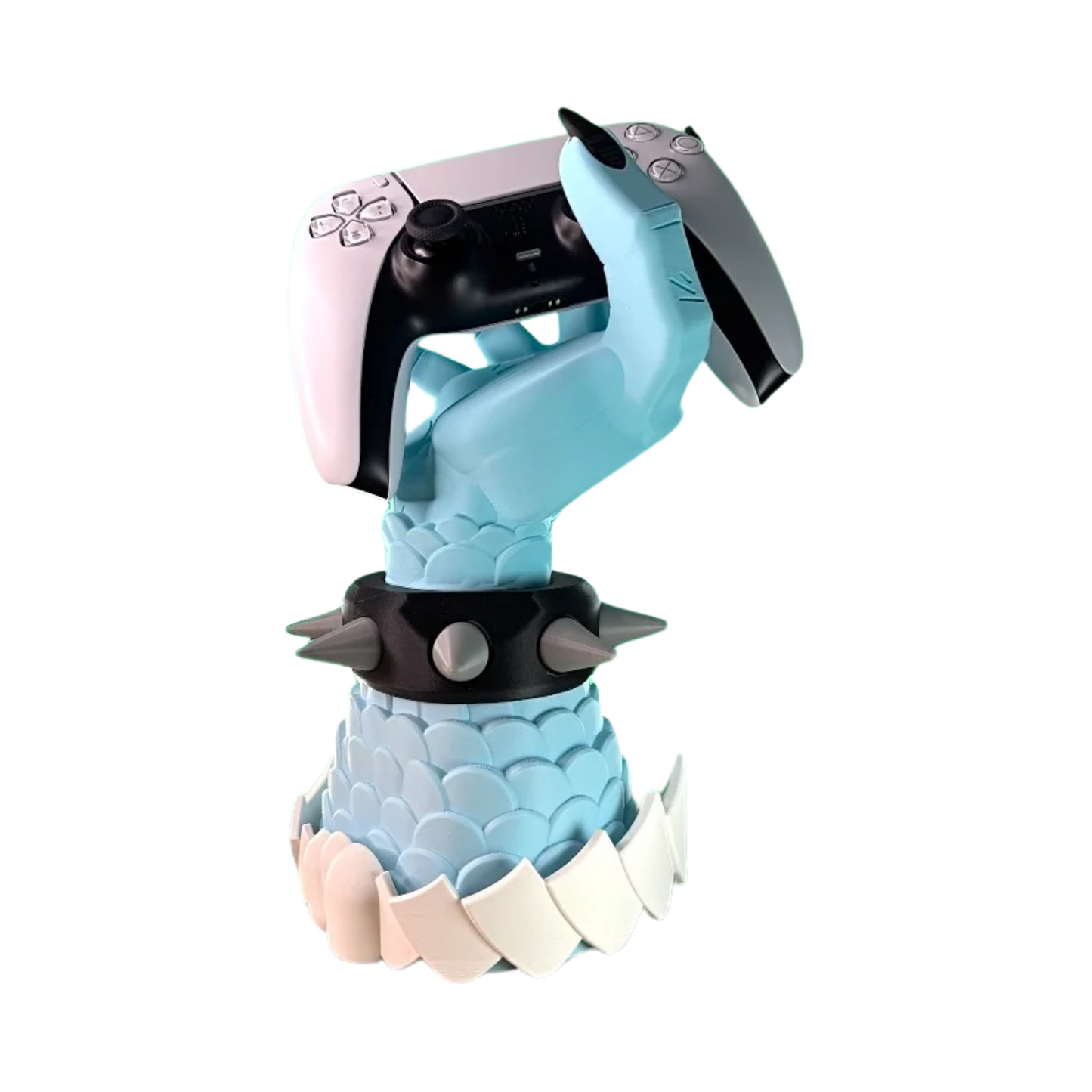 Soporte de mando gaming con la mano azul celeste de Kaido de One Piece y púas, sosteniendo un control de PS5 blanco, sobre una base escamosa.