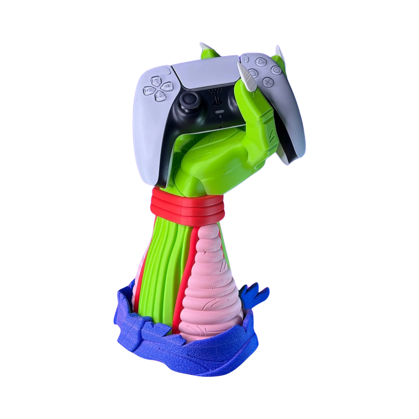 Soporte de mando gaming con diseño de la mano y brazo de Piccolo de Dragon Ball Z, sosteniendo un control de PS5 blanco. Ideal para fans de DBZ.