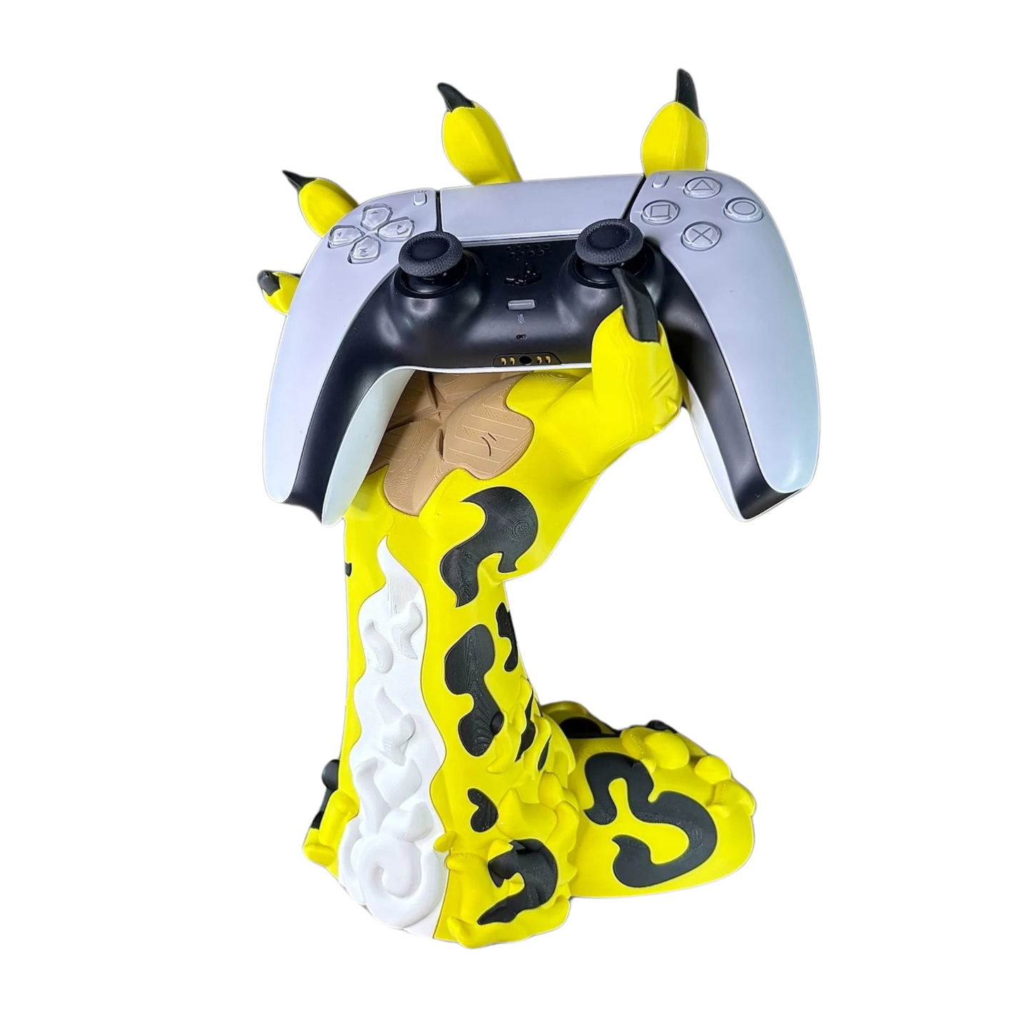 Soporte de mando gaming con diseño de la mano y brazo de Rob Lucci de One Piece (patrón de leopardo amarillo y negro), sosteniendo un control de PS5 blanco.