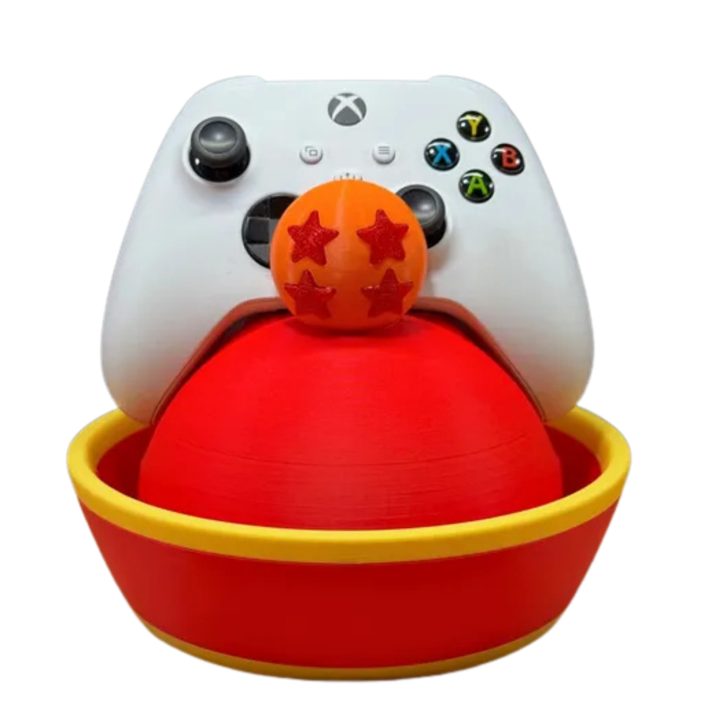Porta mando con diseño del sombrero de Gohan (Dragon Ball Z) en rojo y amarillo, con una Esfera del Dragón de 4 estrellas naranja, sosteniendo un control de Xbox blanco.