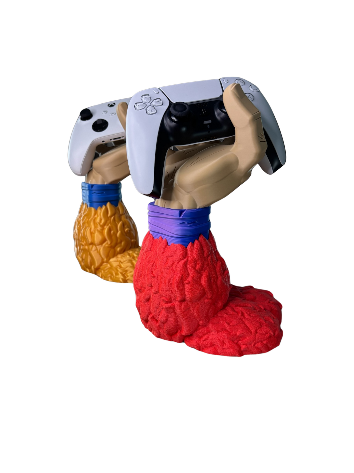 Dos soportes de mando de Goku Super Saiyajin 4 (DBGT), uno con pelaje rojo sosteniendo un PS5 y otro con pelaje dorado/marrón con un Xbox, mostrando variedad de colores.