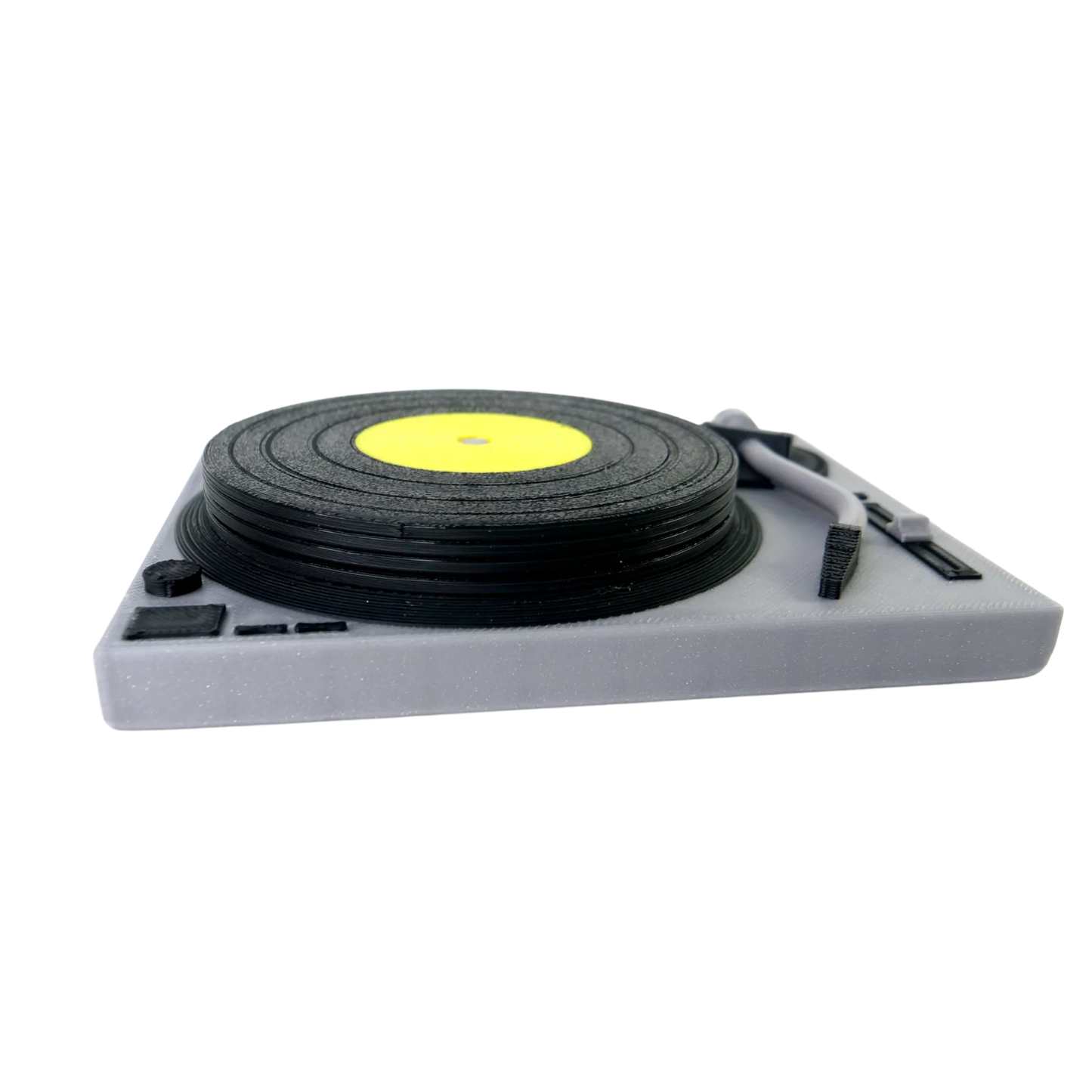 Miniatura de tocadiscos gris con una pila de posavasos de disco de vinilo con etiquetas amarillas apilados sobre su plato.