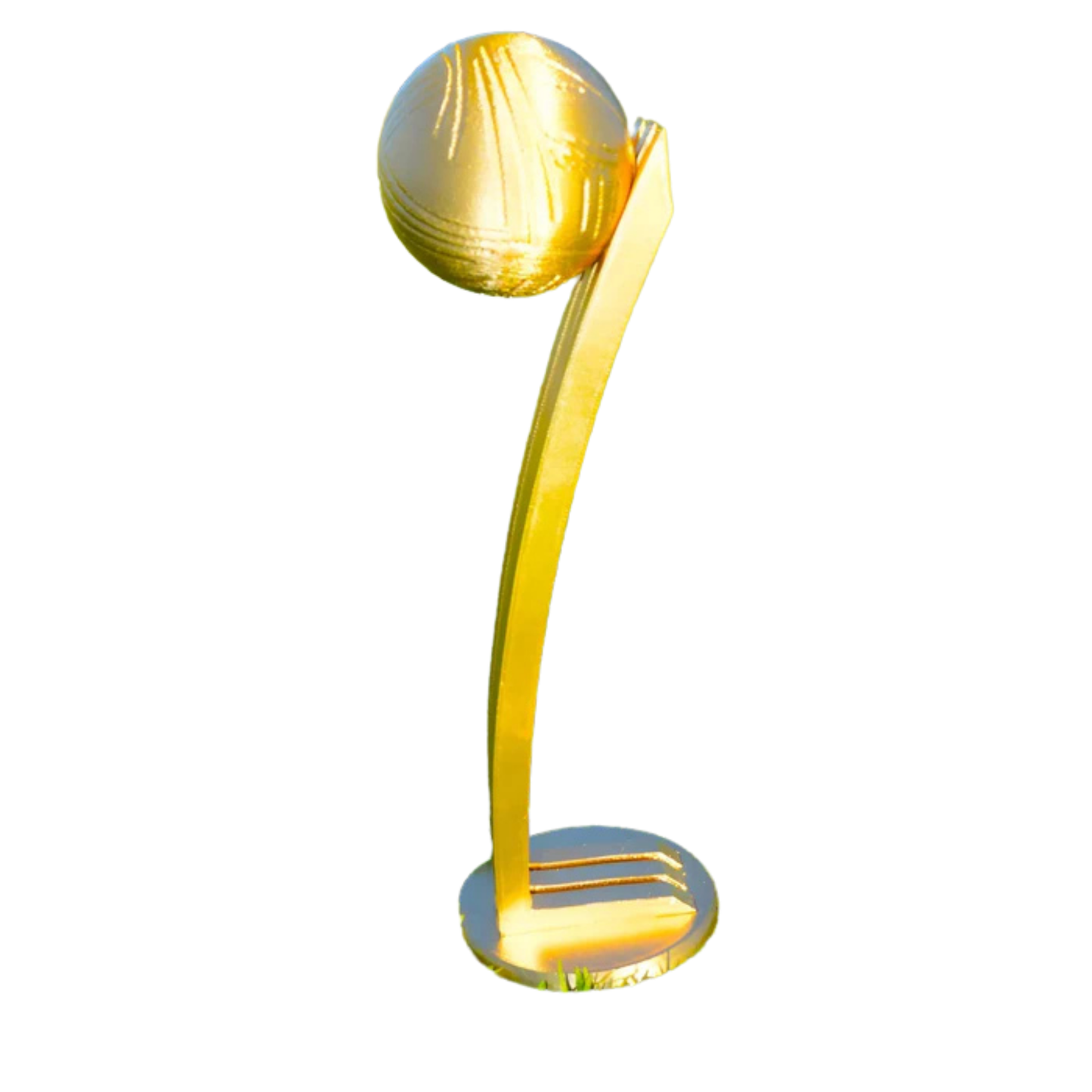 Trofeo réplica del Balón de Oro de la Copa del Mundo, con diseño dorado y curvado, visto de perfil, destacando su elegancia.