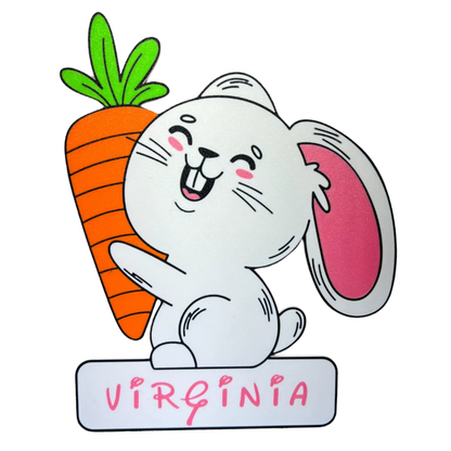 Adorno de conejito kawaii para la habitación de niños, con zanahoria y el nombre "VIRGINIA" en la placa, en colores blanco, rosa y naranja.