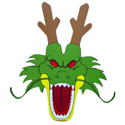 Aplique decorativo de la cabeza de Shenlong (Shenron) de Dragon Ball, con ojos rojos brillantes, boca abierta y colmillos, en color verde con bigotes amarillos.