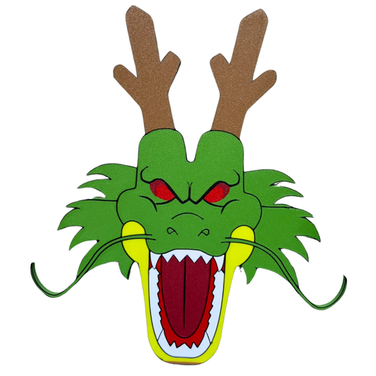 Aplique decorativo de la cabeza de Shenlong (Shenron) de Dragon Ball, con ojos rojos brillantes, boca abierta y colmillos, en color verde con bigotes amarillos.