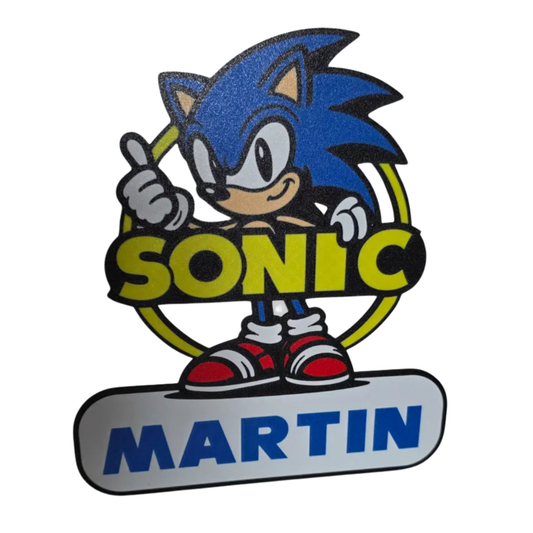 Aplique decorativo de Sonic the Hedgehog con el logo "SONIC" y el nombre "MARTIN" en la base, con un efecto brillante en la figura de Sonic.