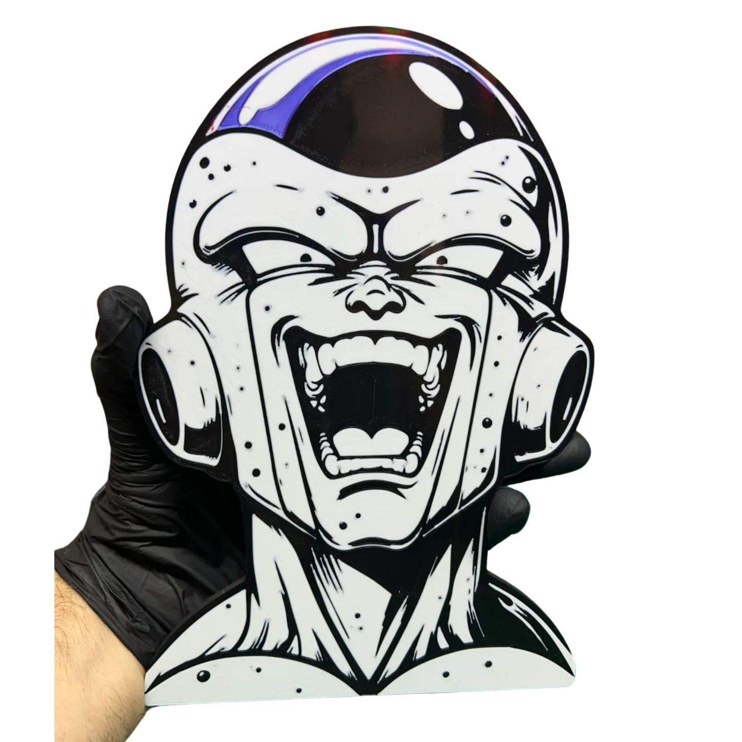 Aplique decorativo de la cabeza de Freezer de Dragon Ball Z en estilo manga blanco y negro, con una sonrisa maliciosa, sostenido por una mano enguantada.