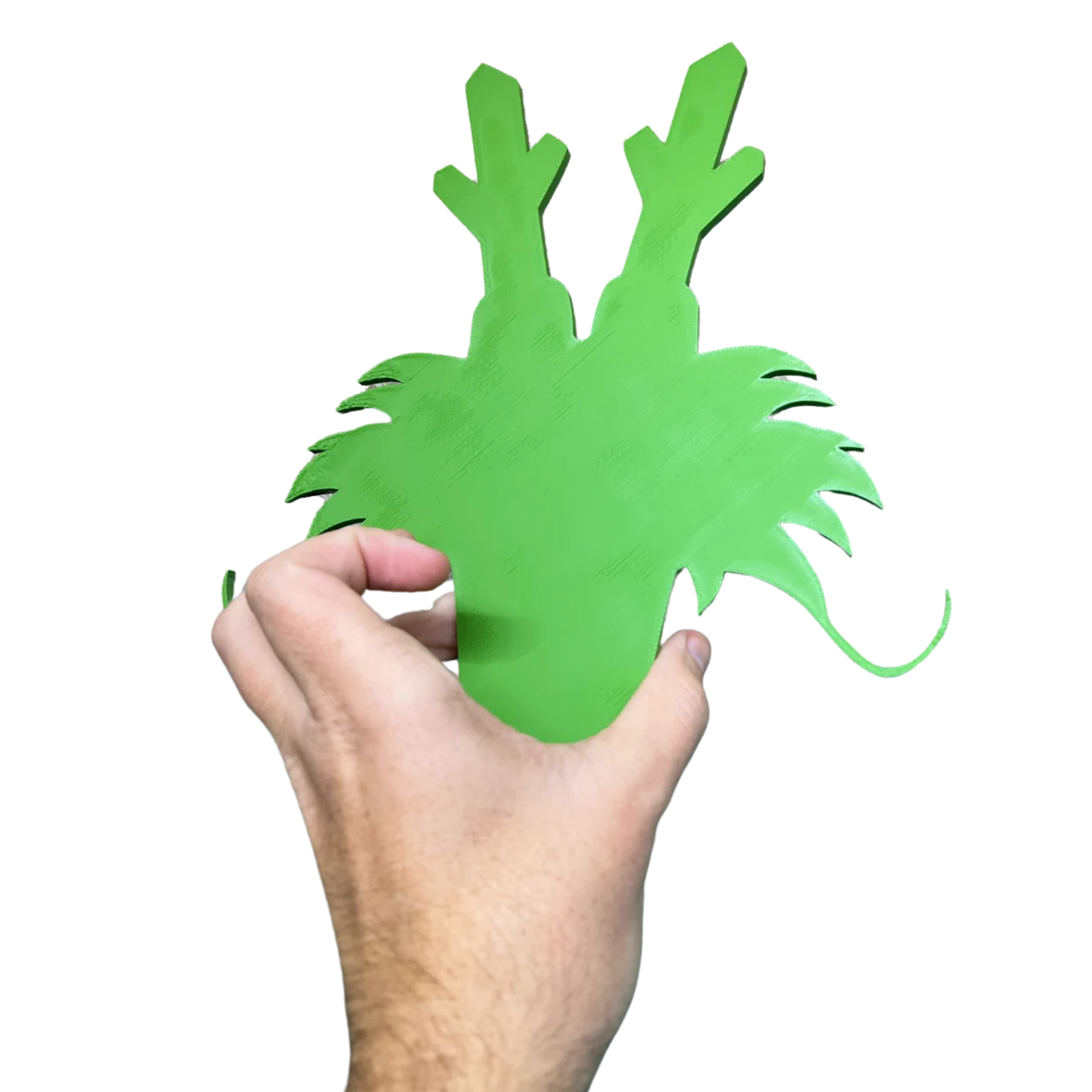 Mano sosteniendo la parte trasera del aplique decorativo de Shenlong de Dragon Ball, mostrando el color verde liso y la forma del dragón.