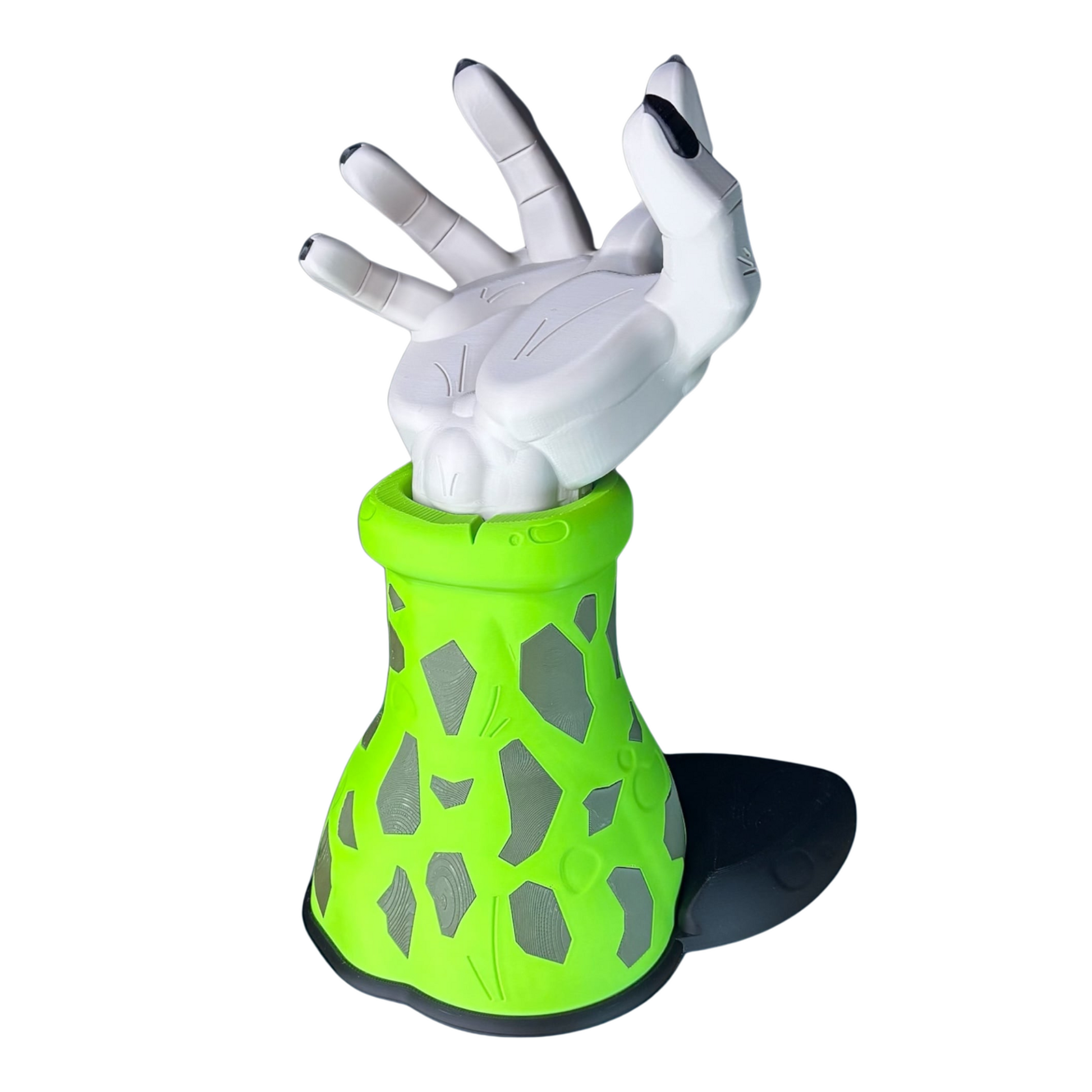 Base decorativa y soporte para mando de Cell de Dragon Ball Z, en color verde con patrones oscuros y mano blanca, sin el controlador.