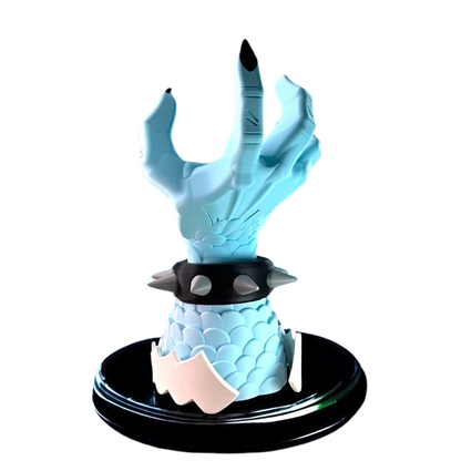 Soporte de mando de Kaido de One Piece, con mano azul celeste y garras afiladas, sobre una base redonda y oscura que enfatiza el diseño con púas.