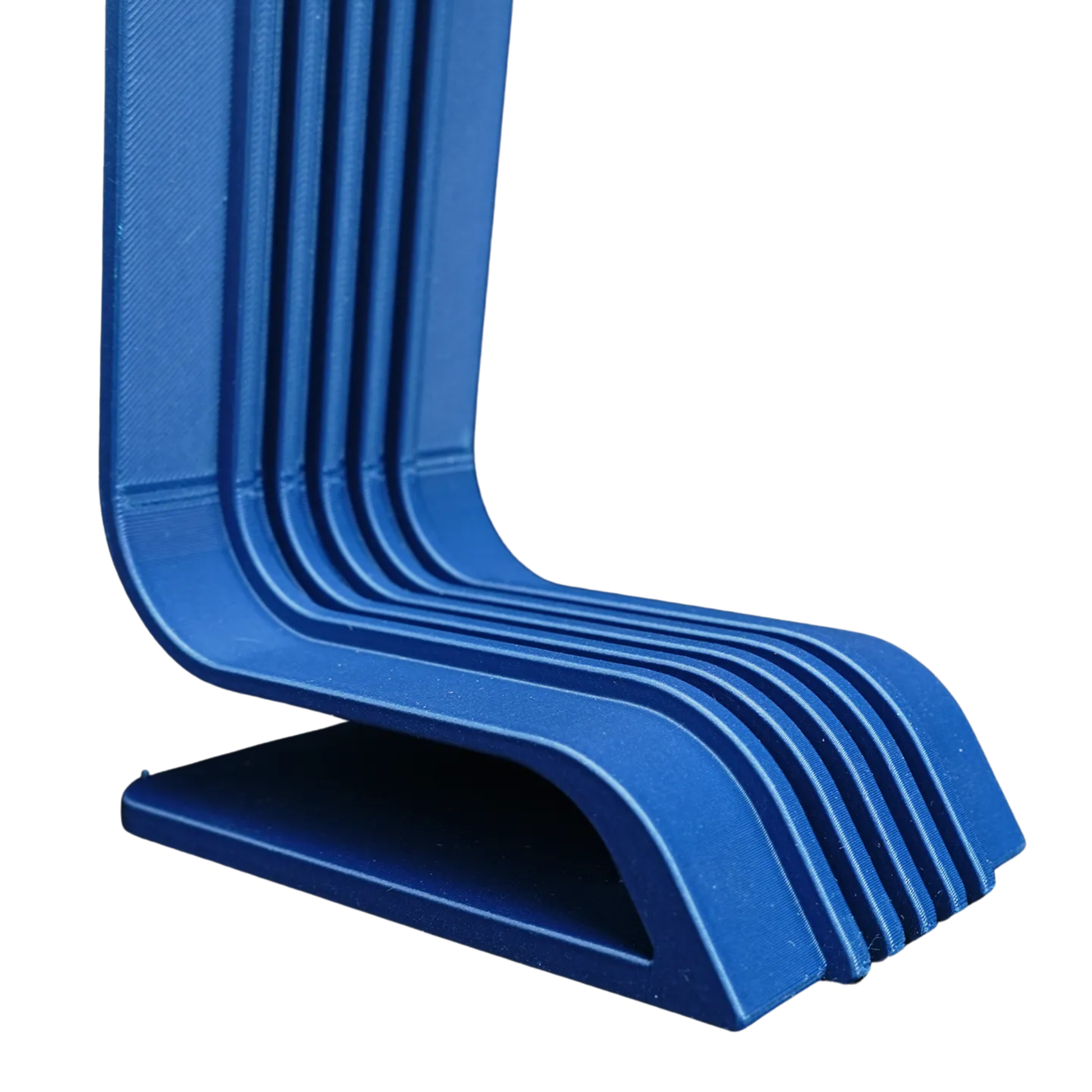 Primer plano de la base del porta audífonos de diseño curvo en color azul, resaltando las líneas estriadas y la textura de la superficie.