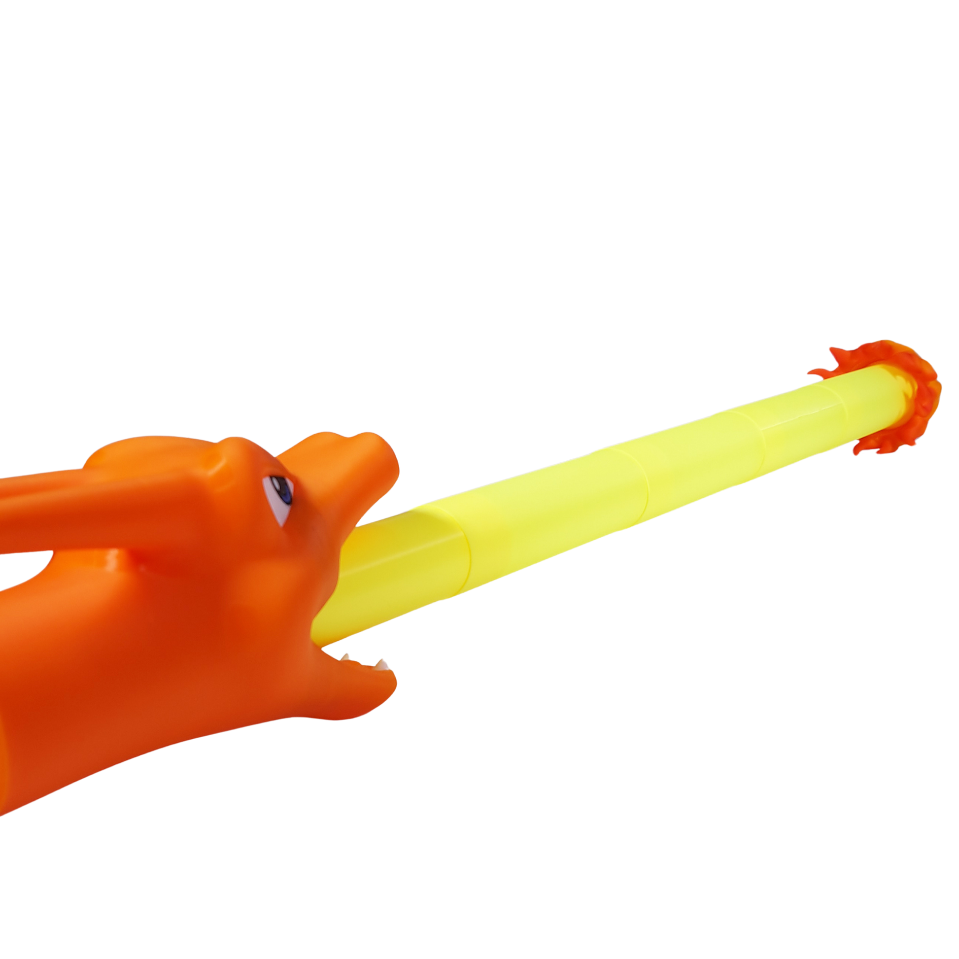 Vista lateral del juguete retráctil de Charizard Pokémon, mostrando la cabeza naranja y una llama amarilla parcialmente extendida, simulando el ataque.