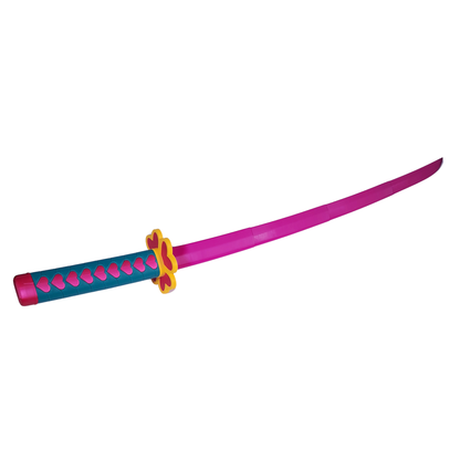 Katana retráctil de Mitsuri Kanroji de Demon Slayer, con su hoja Nichirin rosa/magenta extendida, mostrando la guarda de corazón amarilla y el mango con corazones.