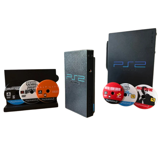 Organizador de posavasos con forma de réplica de consola PlayStation 2 Slim negra, junto a posavasos de DVDs de juegos clásicos como GTA y Metal Gear Solid.