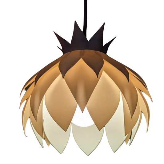 Pantalla de lámpara con diseño floral de lirio de agua en capas de tonos marrones y beige, emitiendo una luz cálida desde su interior, vista frontal.