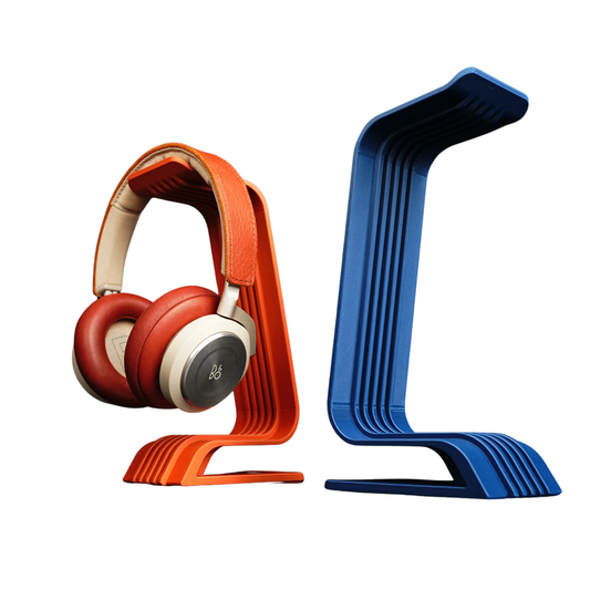 Dos porta audífonos de diseño minimalista curvo, uno naranja sosteniendo auriculares marrones y el otro azul, ambos con una base estriada.