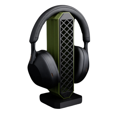 Porta audífonos con diseño moderno en color negro y verde, sosteniendo unos audífonos Sony negros, mostrando la compatibilidad.