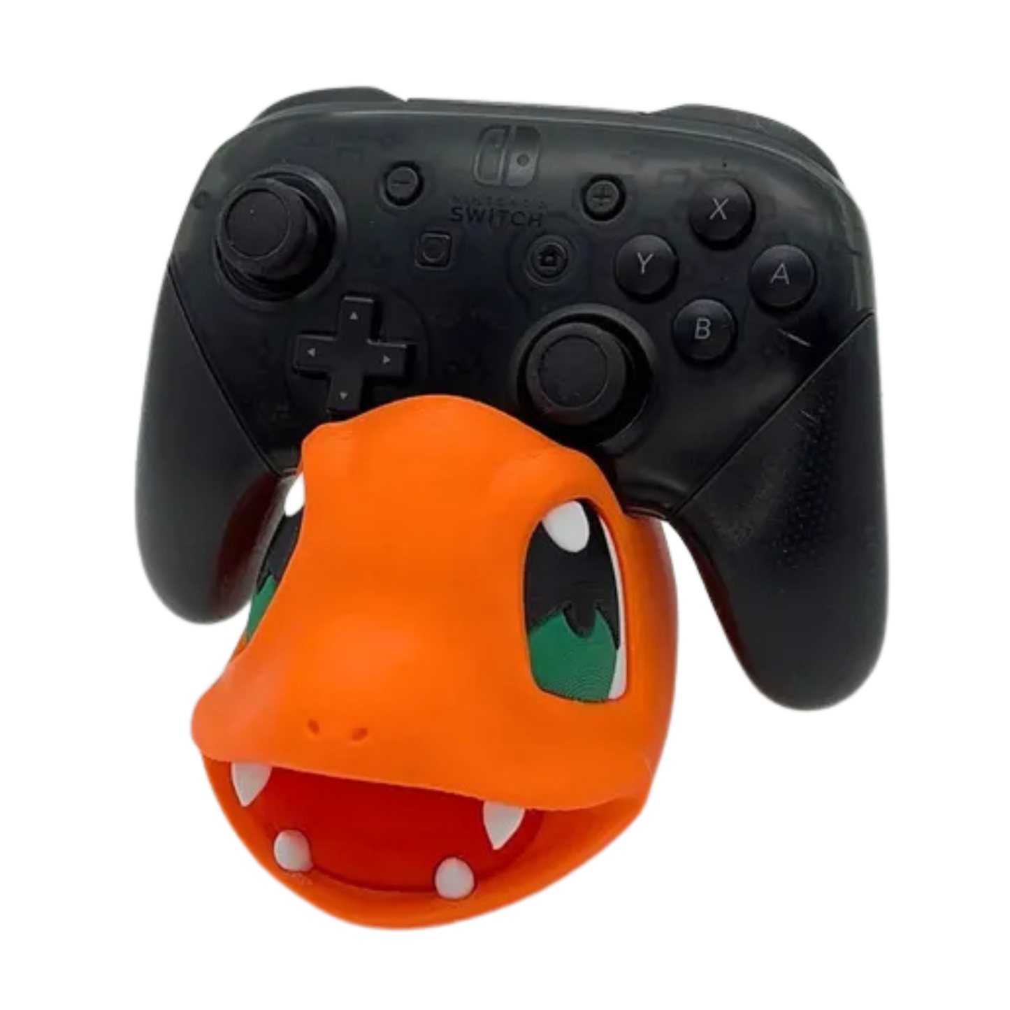 Porta mando Charmander de Pokémon con un control de Nintendo Switch Pro negro, capturado desde un ángulo ligeramente diferente, destacando los detalles de su rostro.