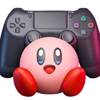 Porta mando Kirby de Nintendo con un control de PS4 negro, visto de frente, destacando la expresión alegre y los grandes ojos de Kirby.