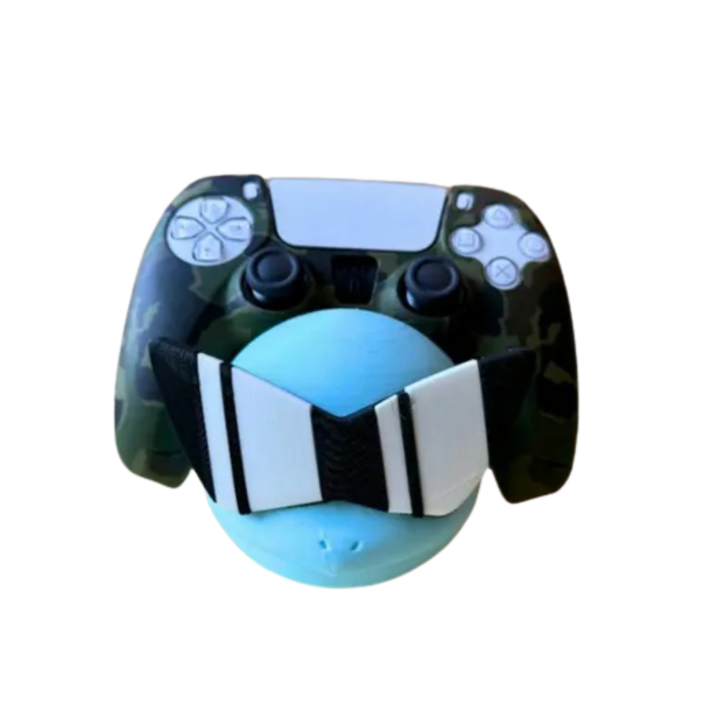 Porta mando Squirtle de Pokémon con gafas de sol pixeladas, vista frontal, con un mando de PS5 camuflado colocado sobre él.