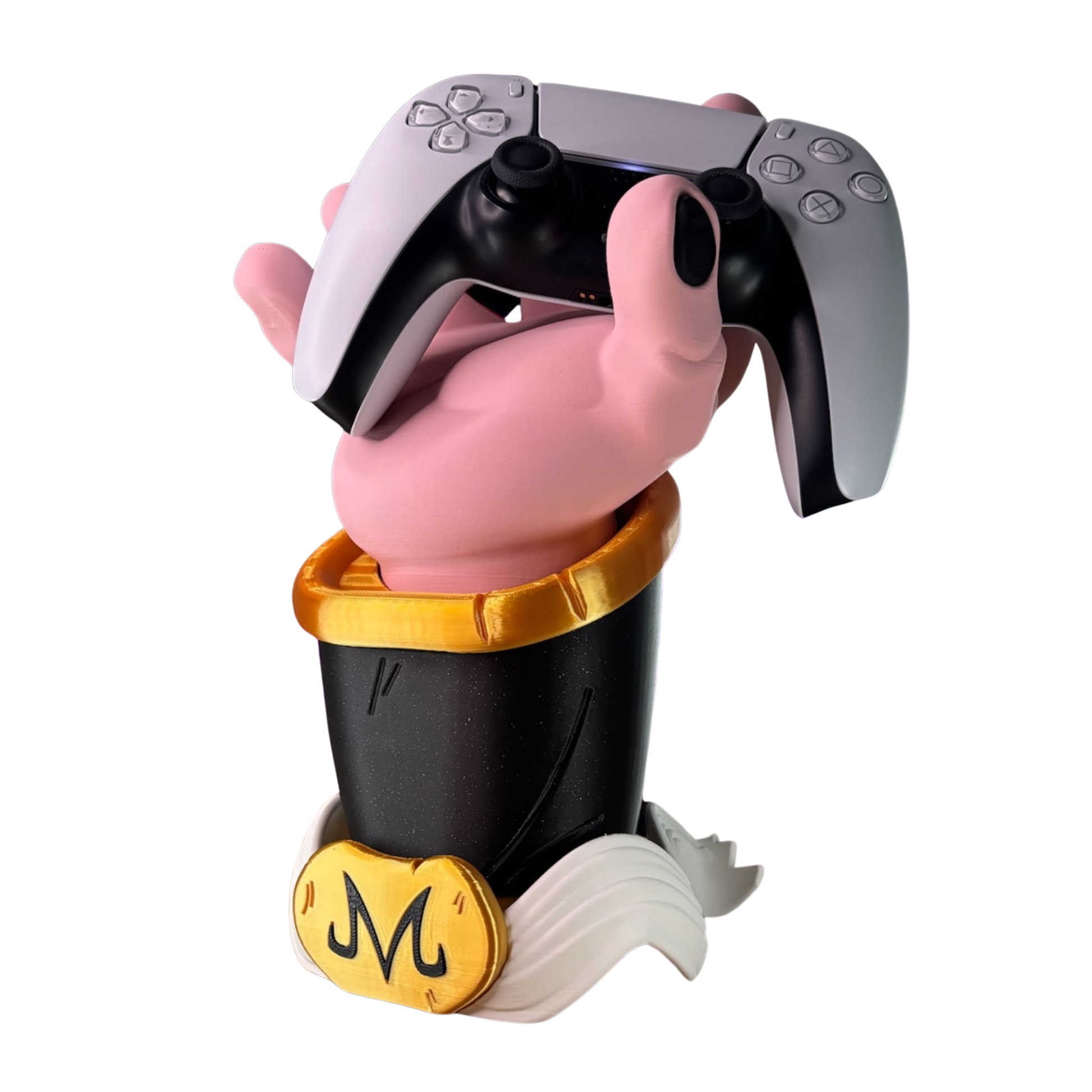 Porta mando de Majin Buu de Dragon Ball Z, con su icónica mano rosada sosteniendo un control de PS5 blanco.